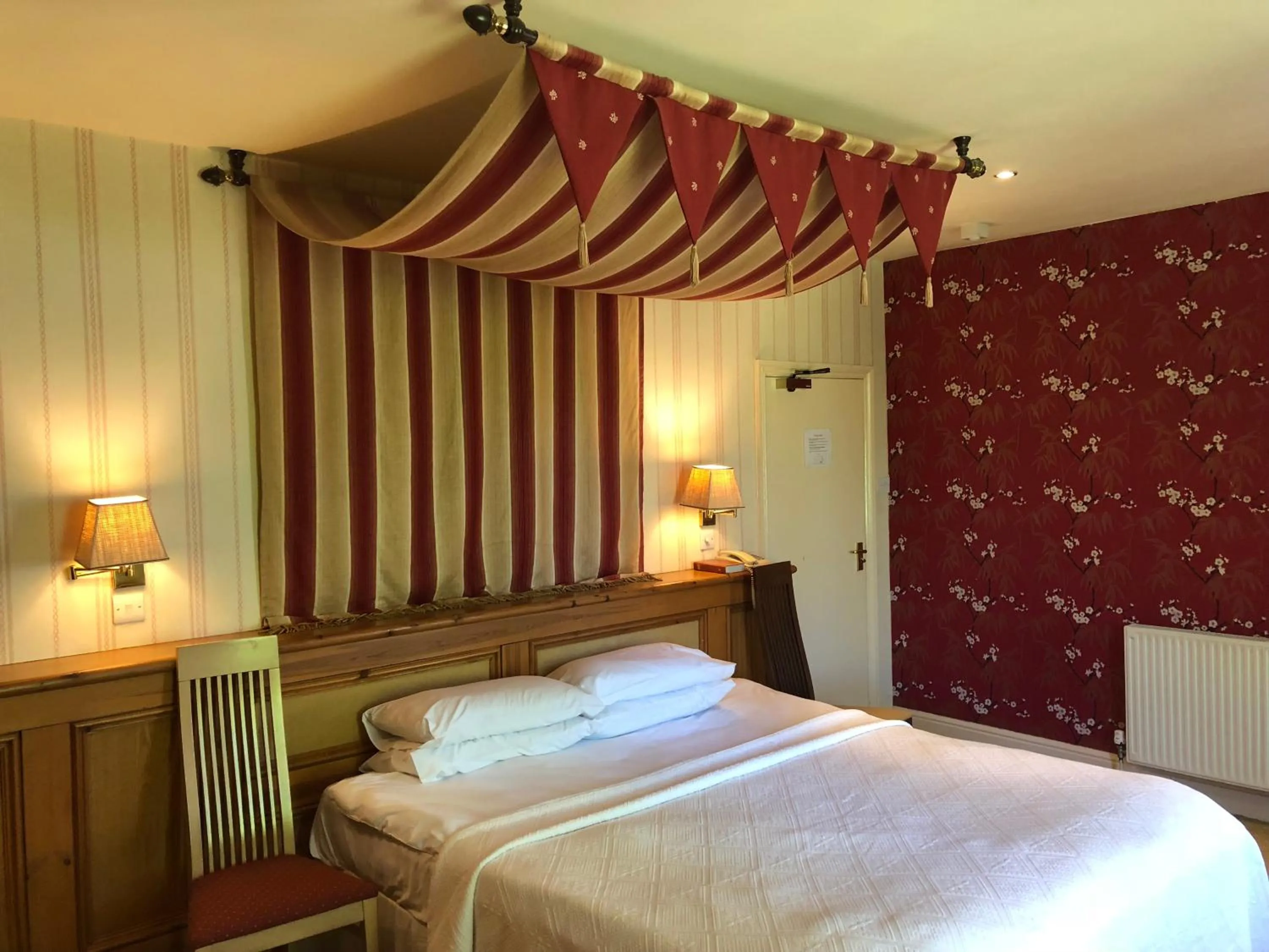 Photo of the whole room, Bed in Calf's Head Hotel
