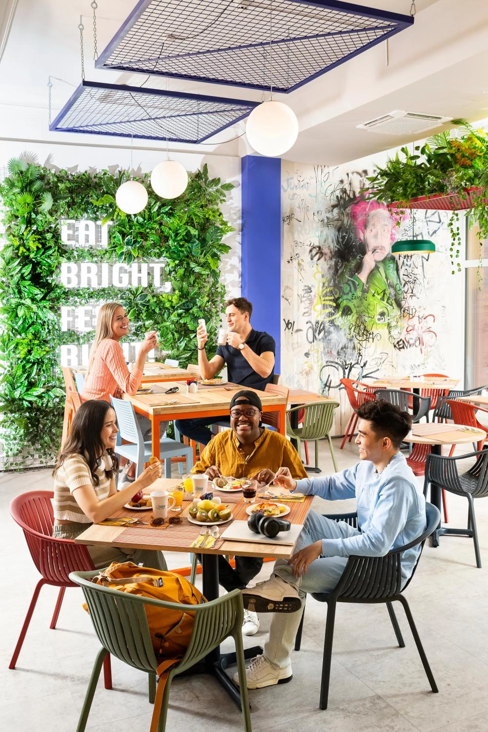 Restaurant/places to eat in Three Corners Hotel Anna