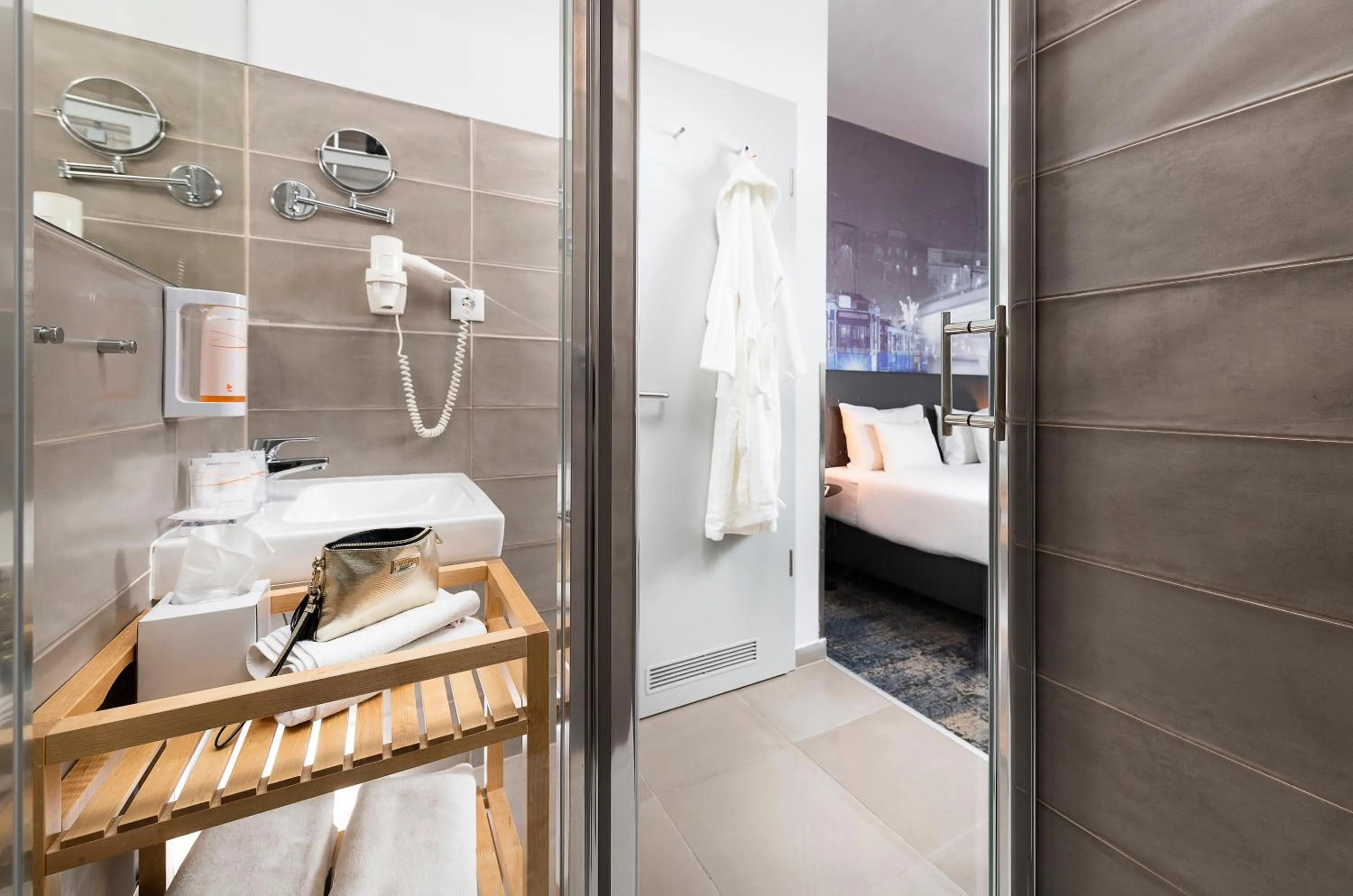 Shower, Bed in Three Corners Hotel Anna