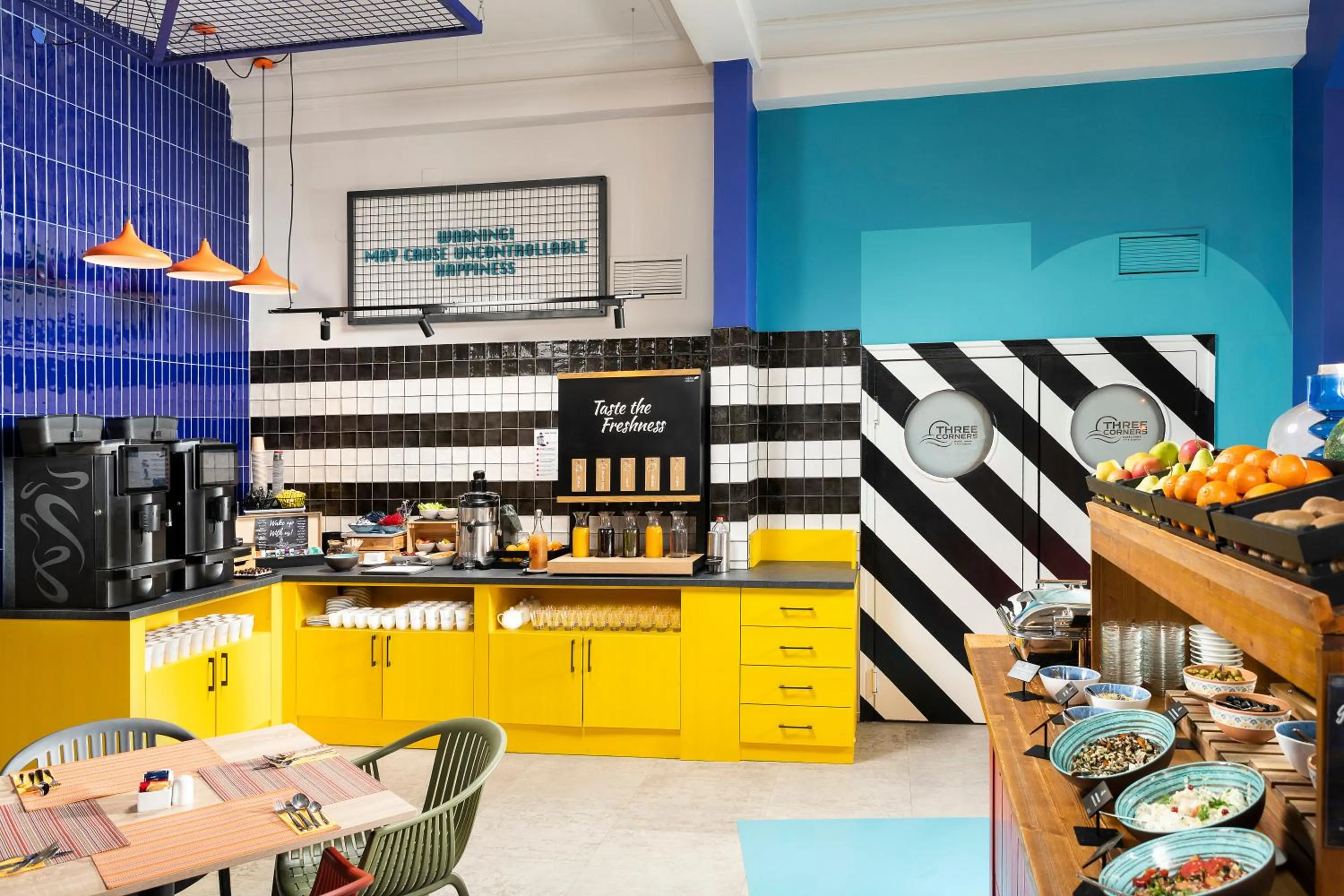 Restaurant/places to eat in Three Corners Hotel Anna