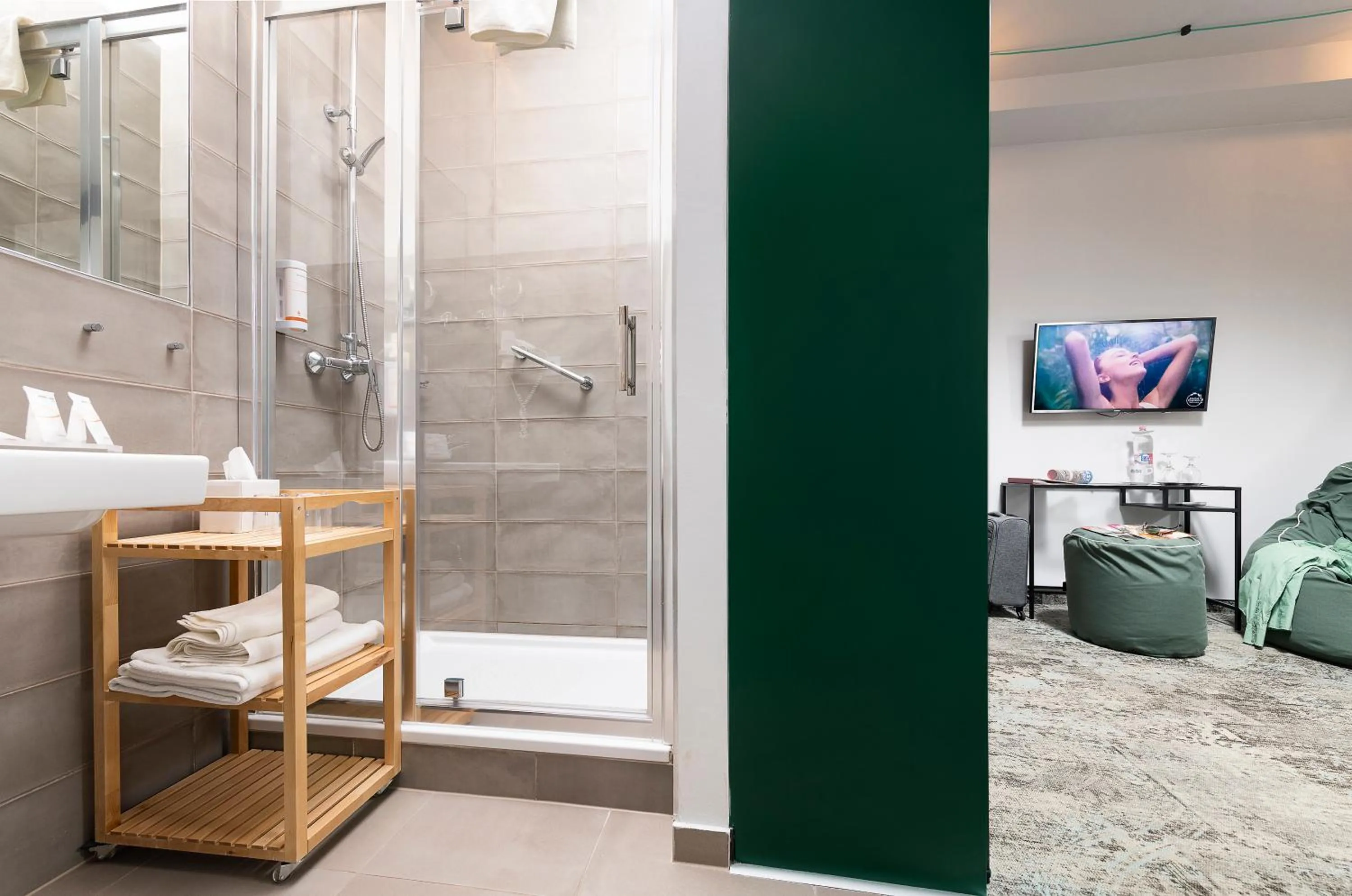 Shower, Bed in Three Corners Hotel Anna