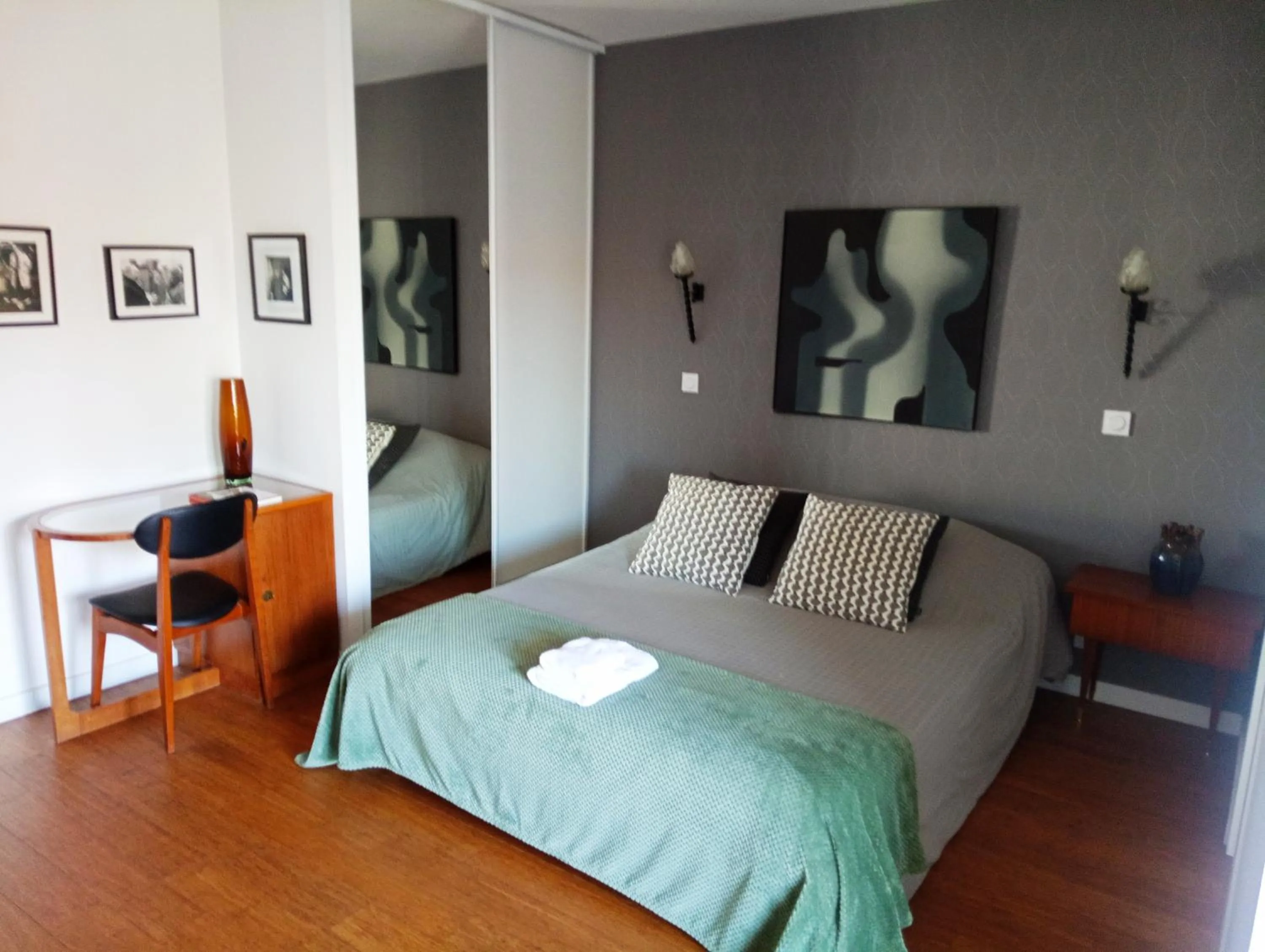 Photo of the whole room, Bed in La Galerie