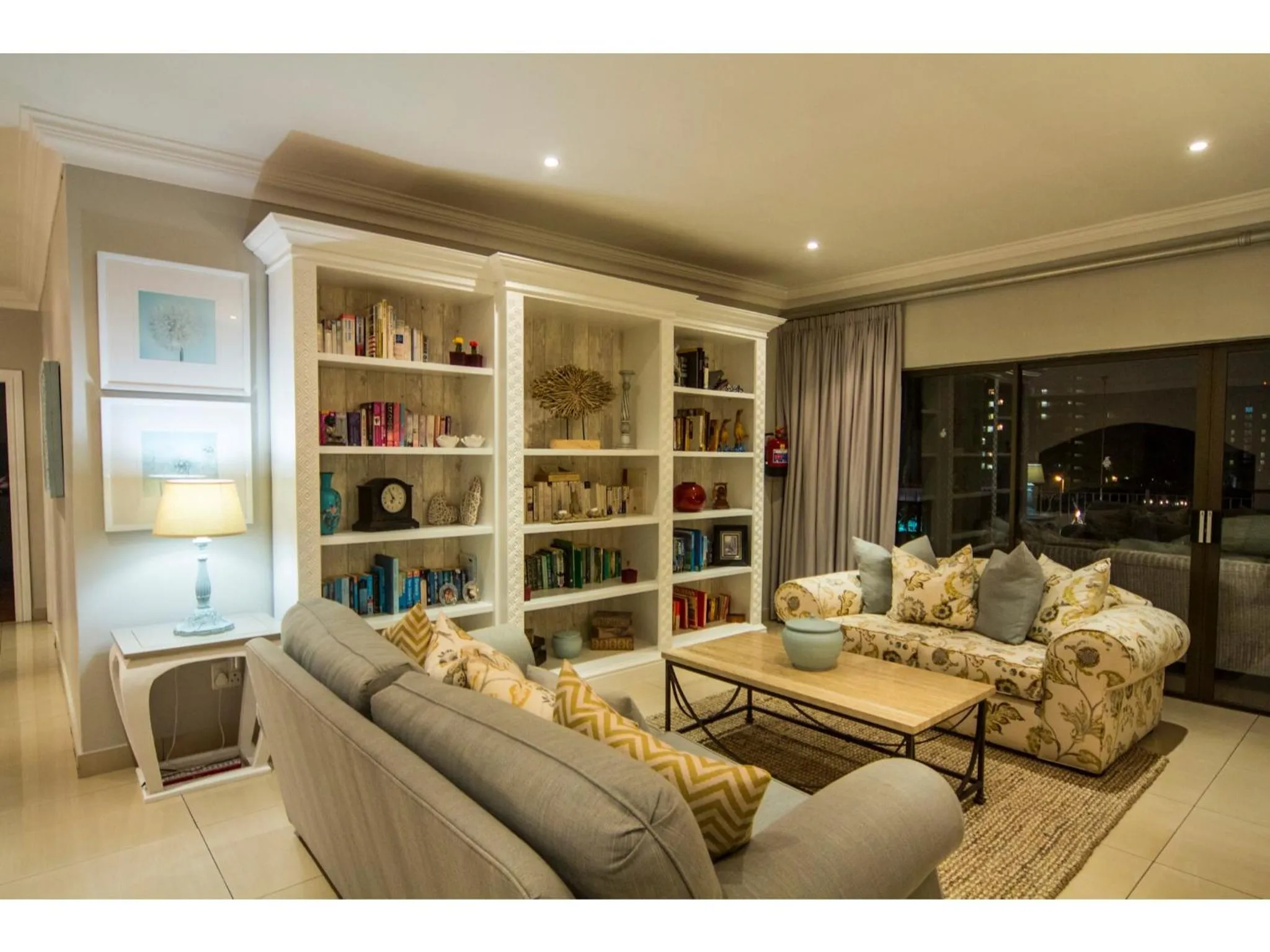 Library in The Hamptons Guest House