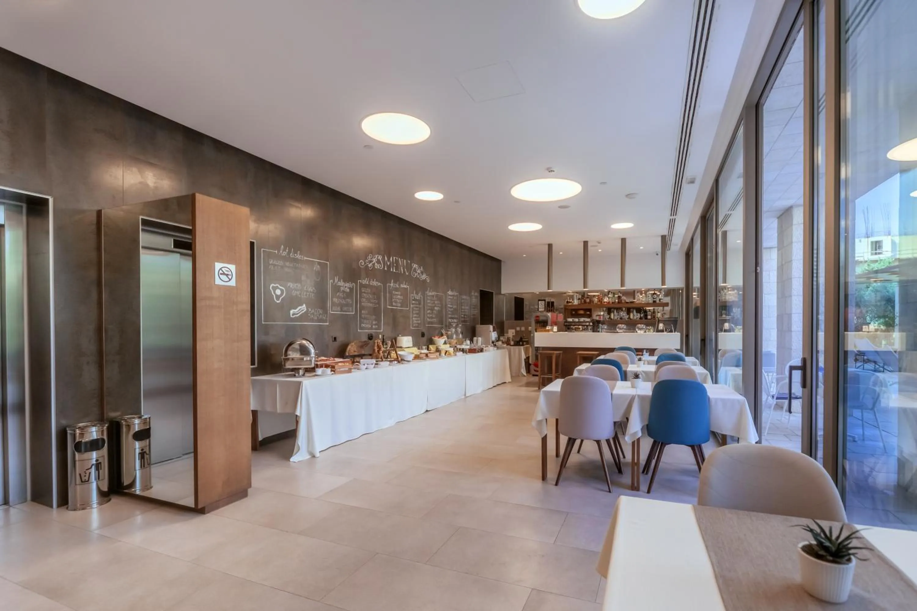 Restaurant/places to eat in Hotel Eleven