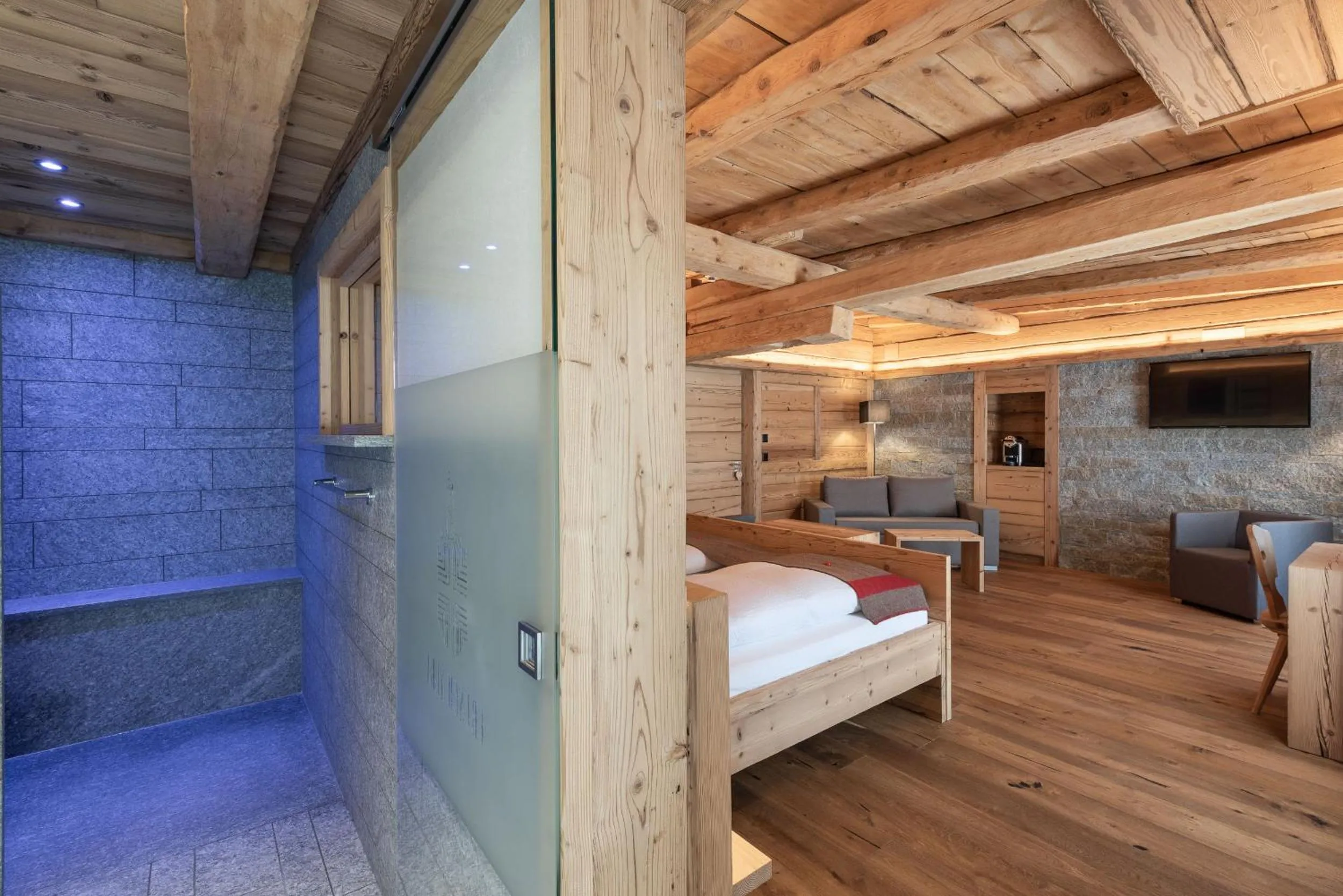 Bathroom, Bed in Hotel Crusch Alba Zernez