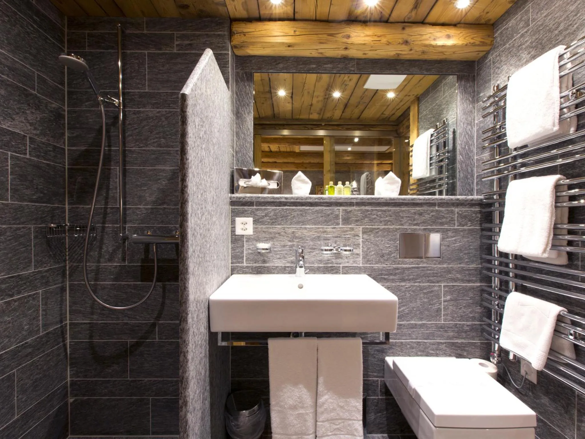 Bathroom in Hotel Crusch Alba Zernez