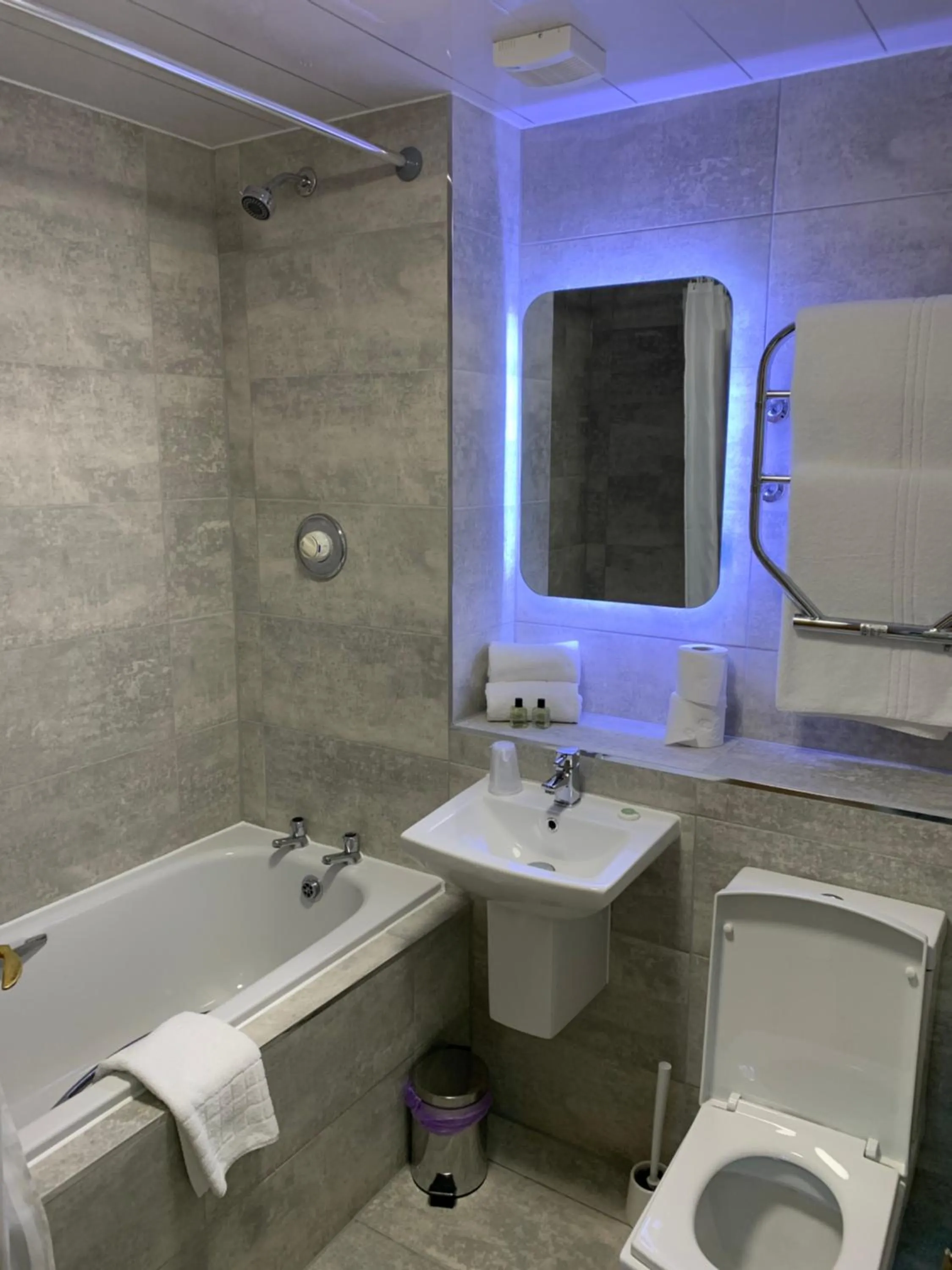 Shower in Crowwood Hotel and Alba Restaurant