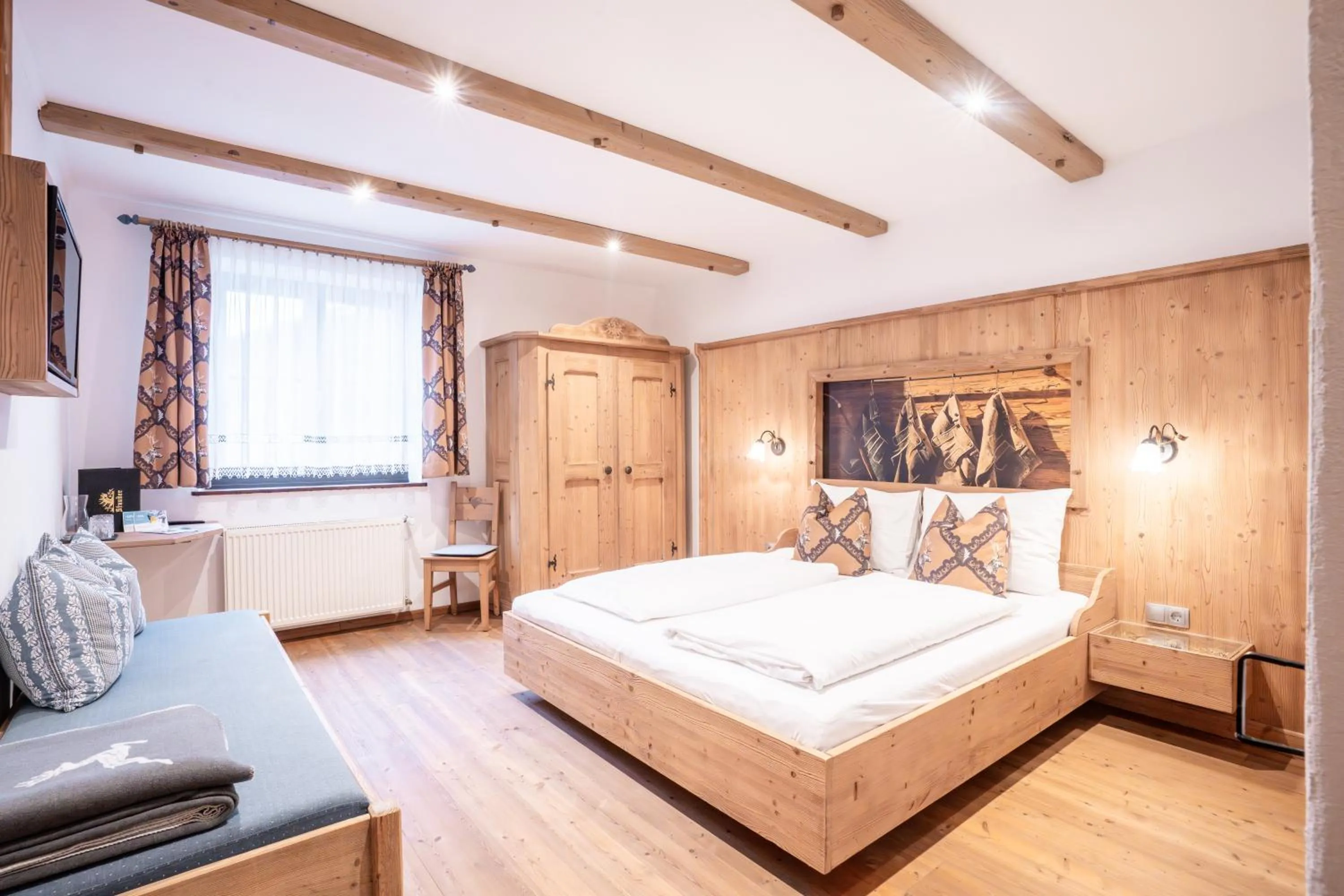 Bed in Stauders Zimmer und Ferienwohnungen