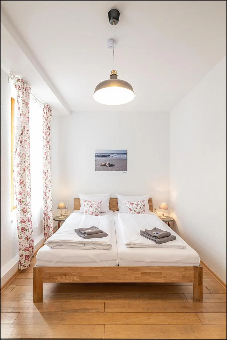 Bed in MARKT EINS Gästezimmer