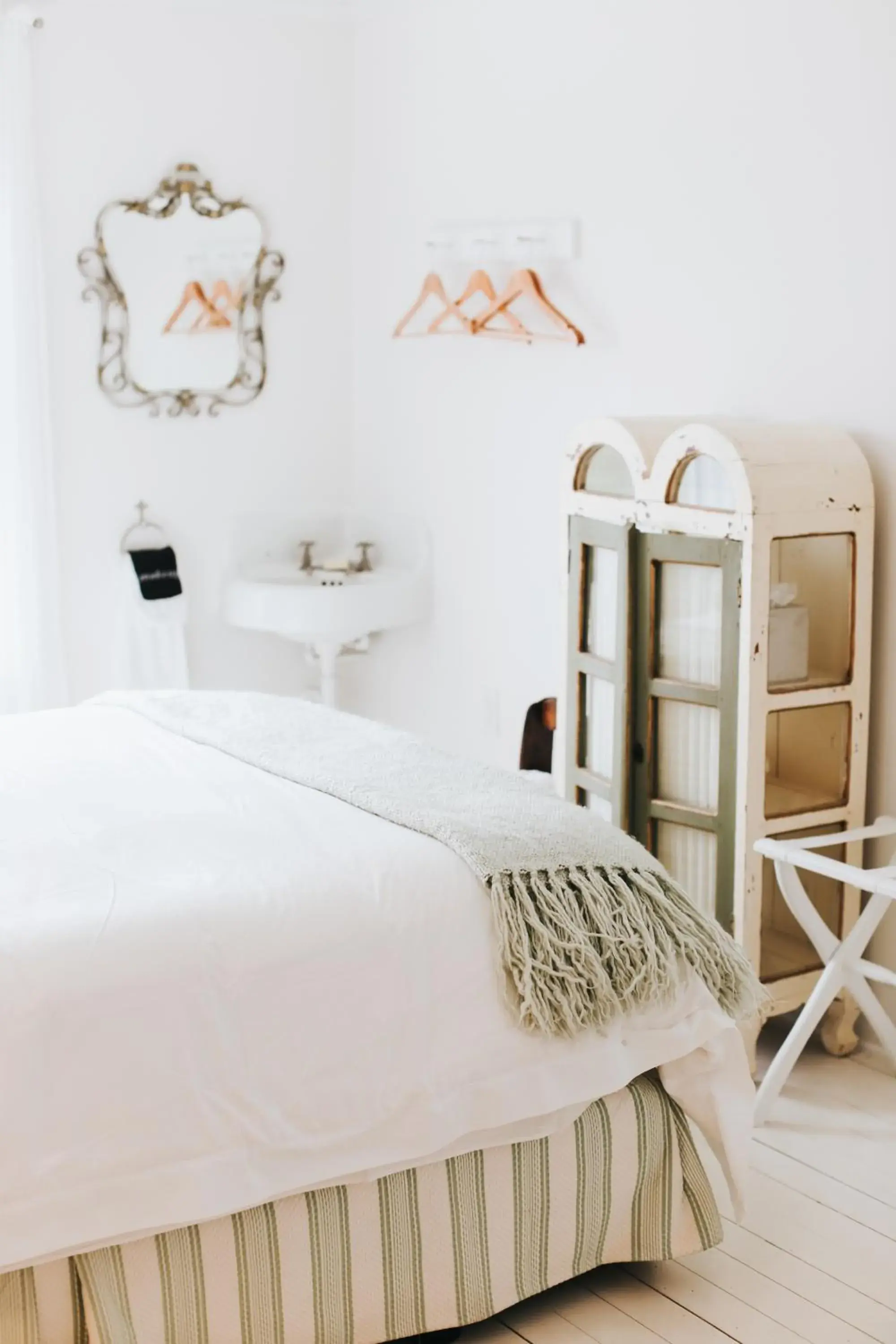 Queen Room with Shared Bathroom in Chebeague Island Inn Queen Room with Shared Bathroom in Chebeague Island Inn