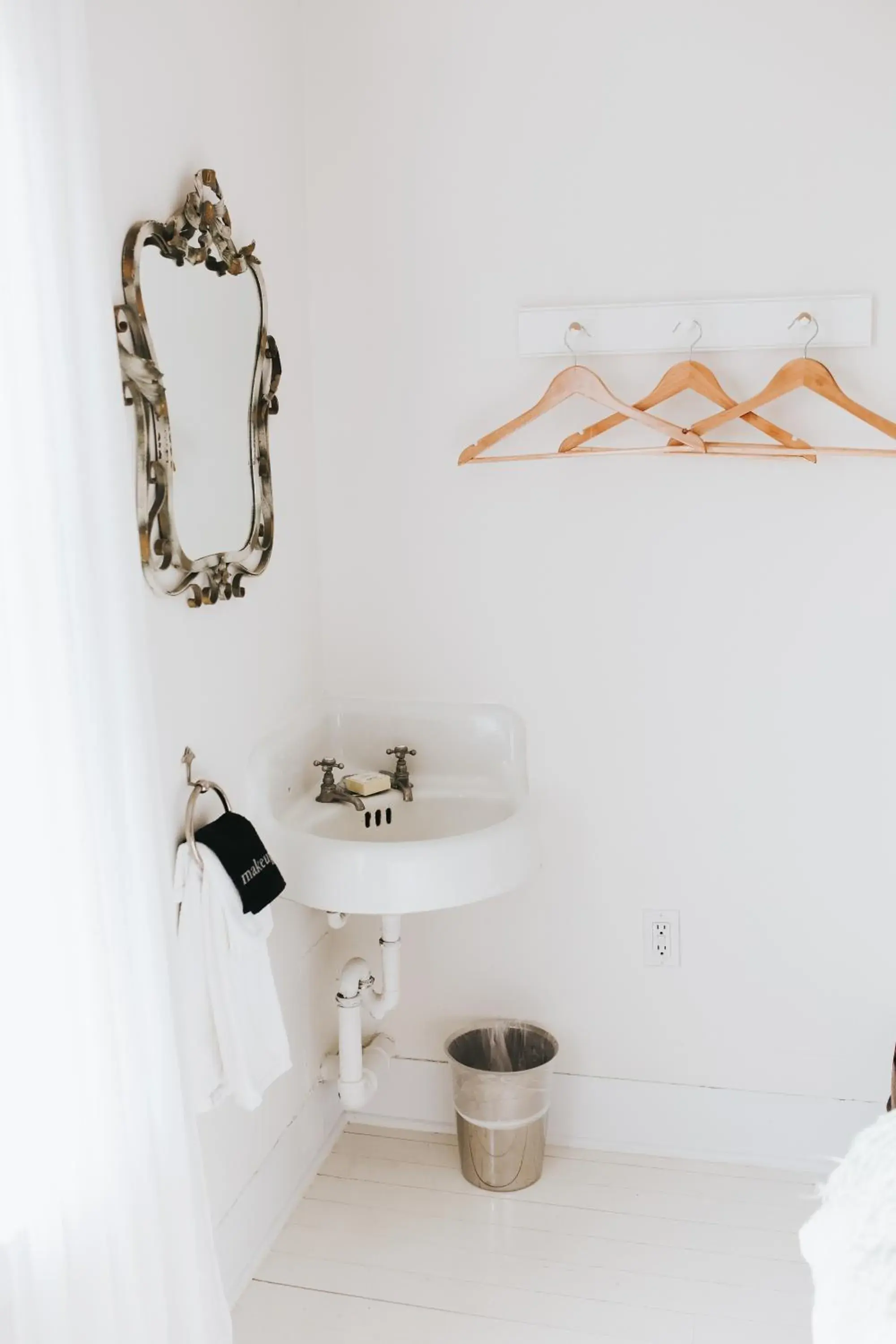 Queen Room with Shared Bathroom in Chebeague Island Inn Queen Room with Shared Bathroom in Chebeague Island Inn