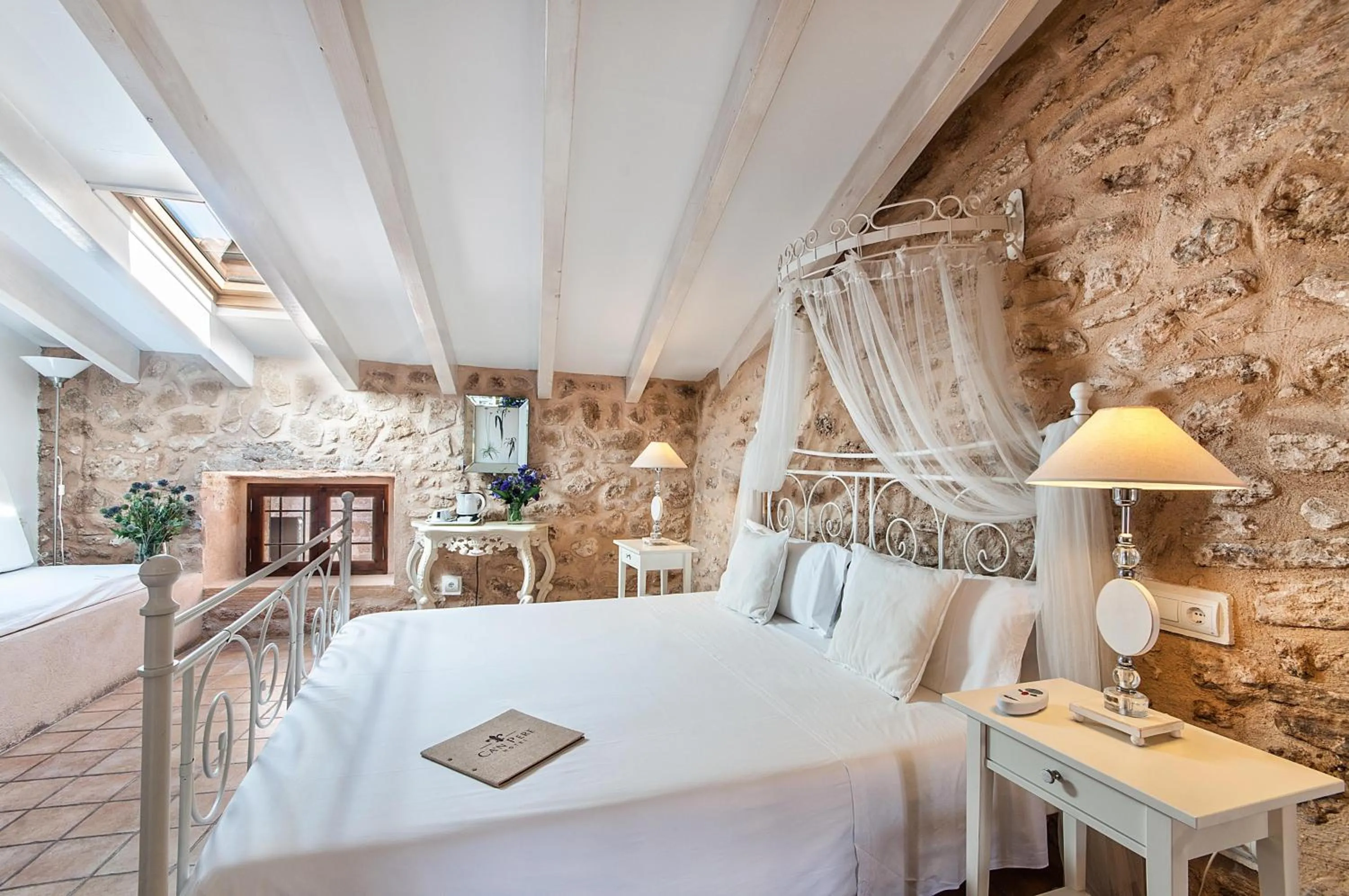 Photo of the whole room, Bed in Ca´n Pere