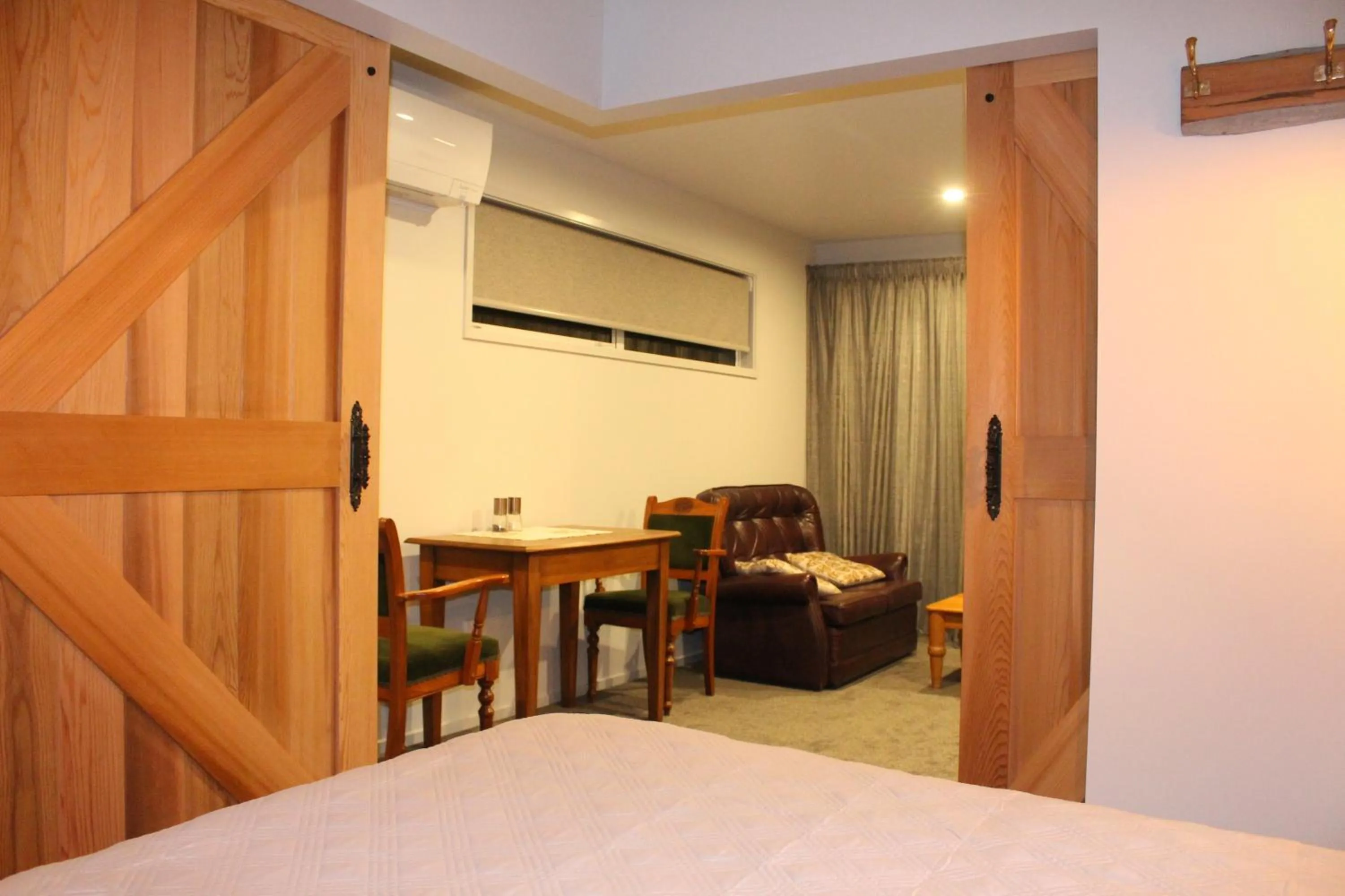 Living room, Bed in The Mackenzie Suites