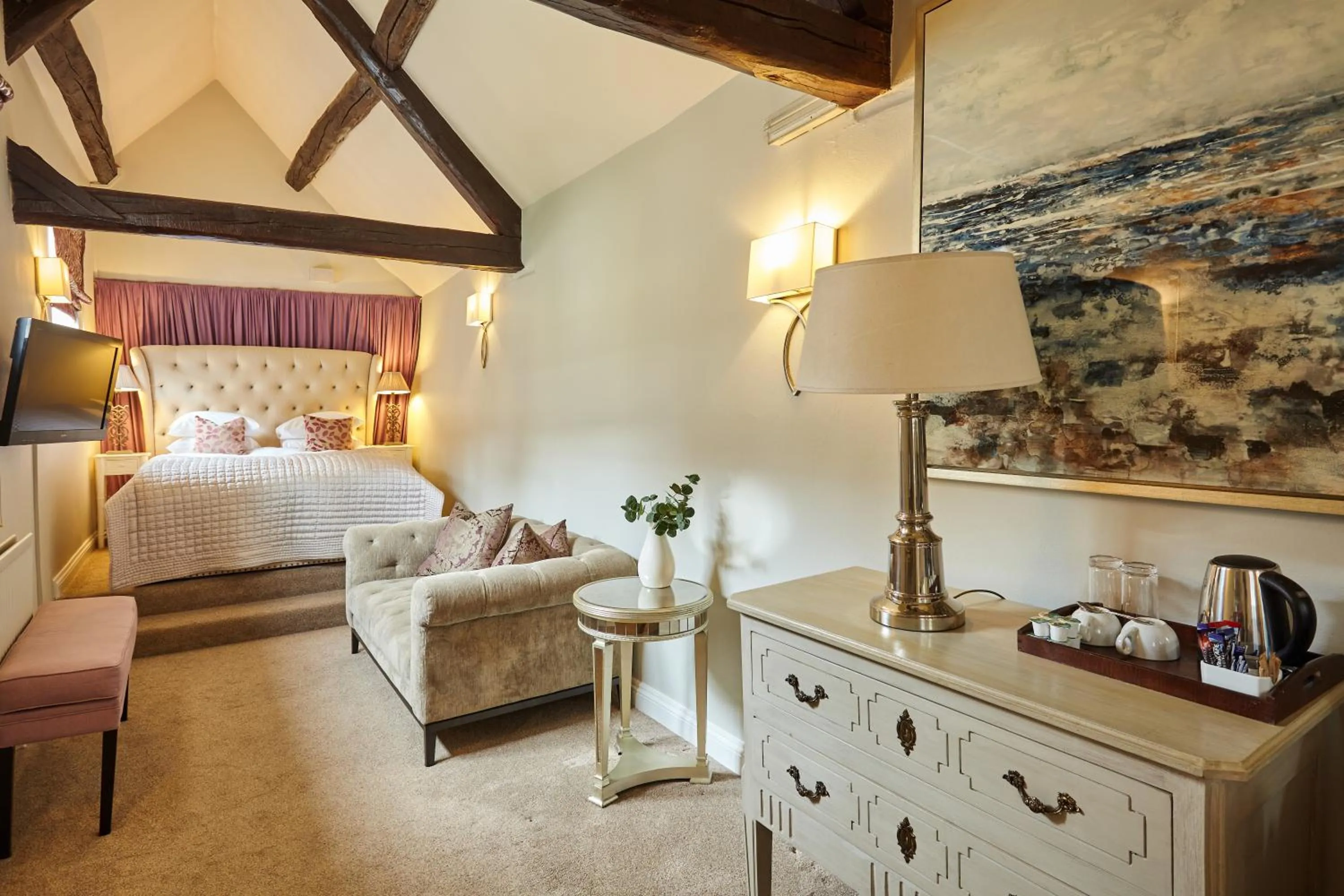 Photo of the whole room, Bed in The Ormond At Tetbury