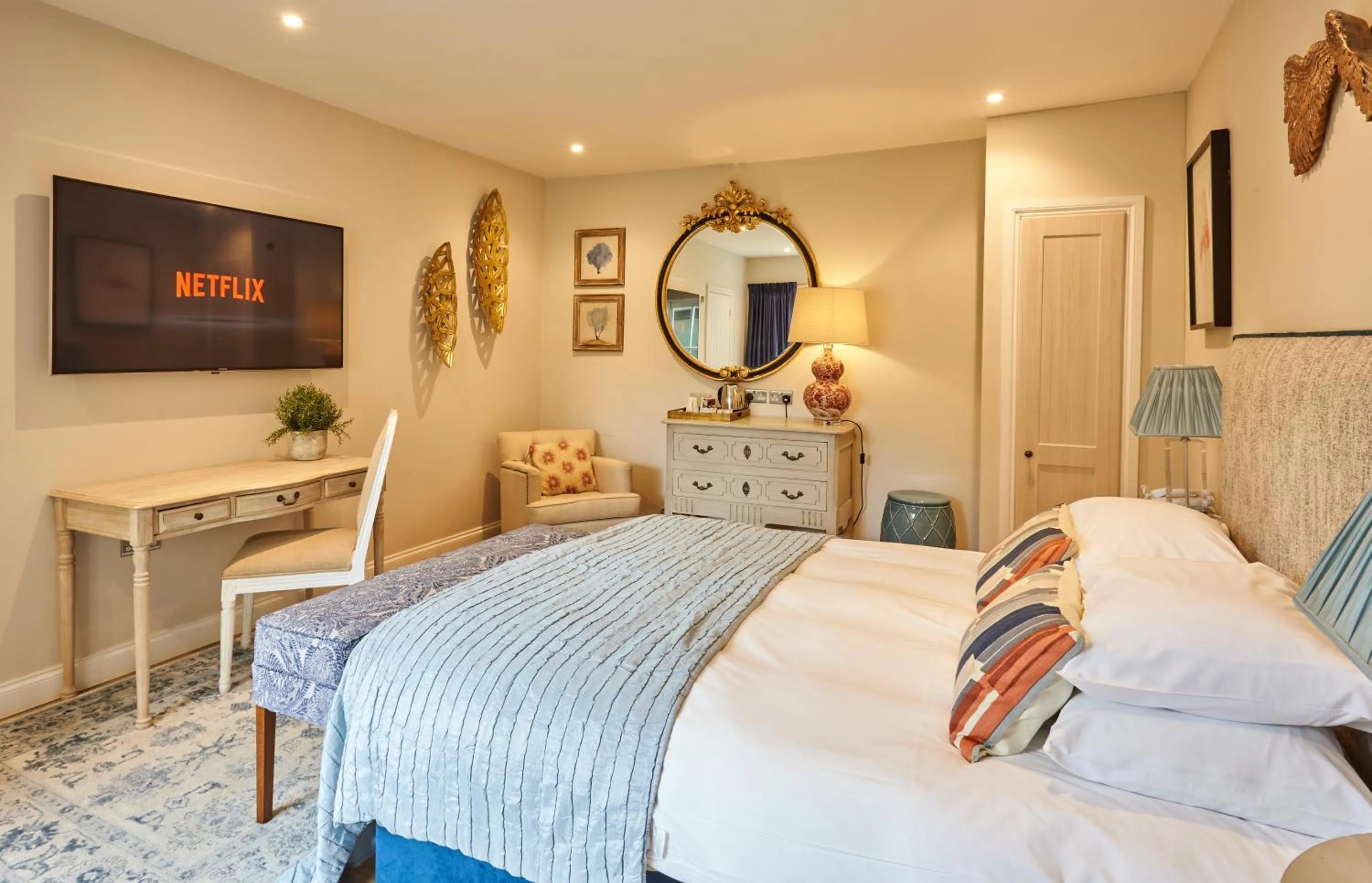 Photo of the whole room, Bed in The Ormond At Tetbury