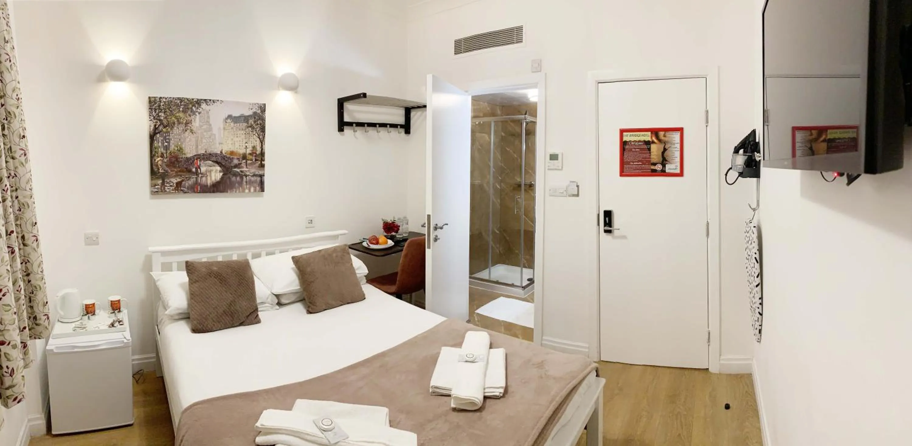 Photo of the whole room, Bed in City London Hotel