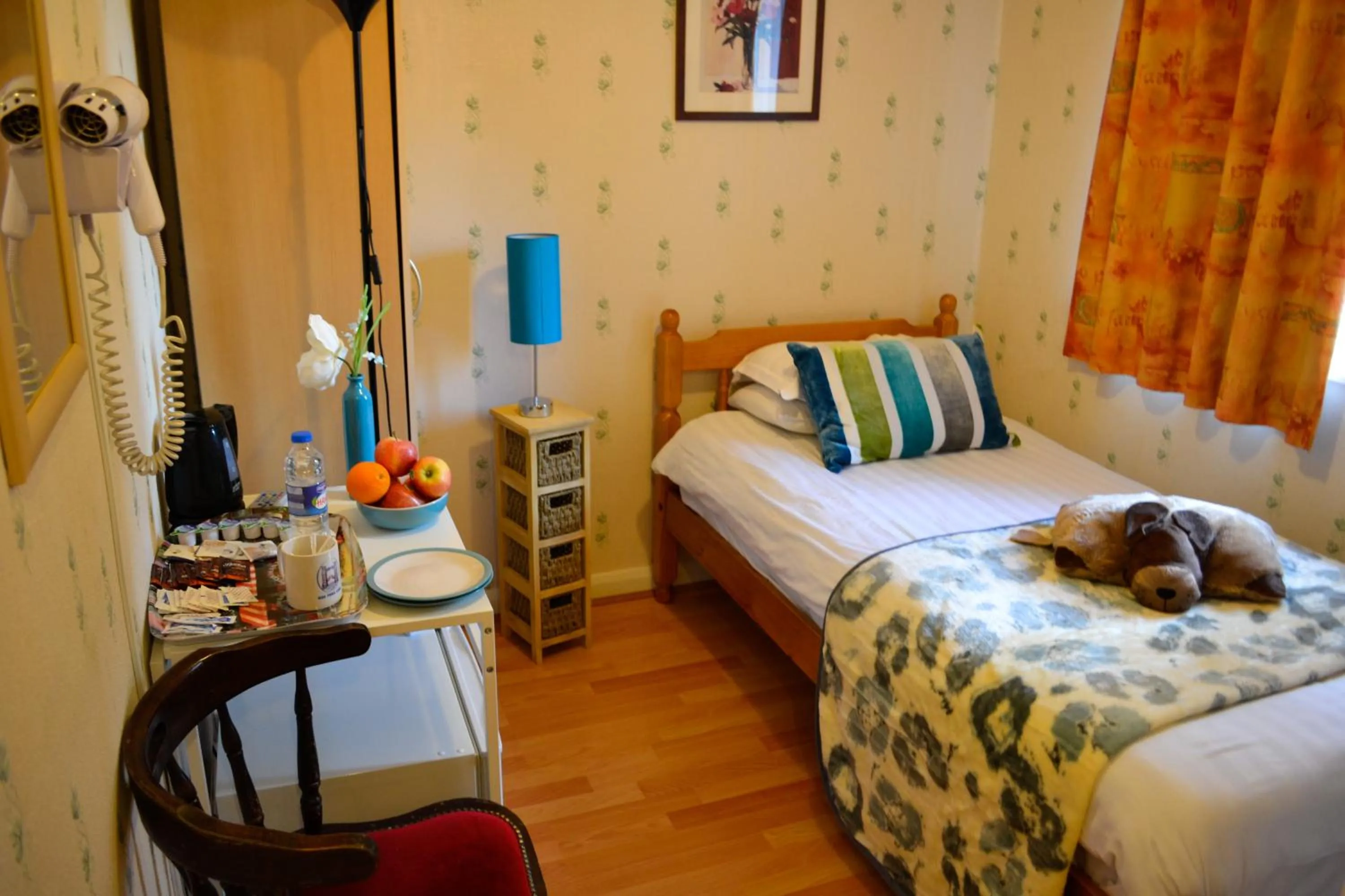 Photo of the whole room, Bed in City London Hotel