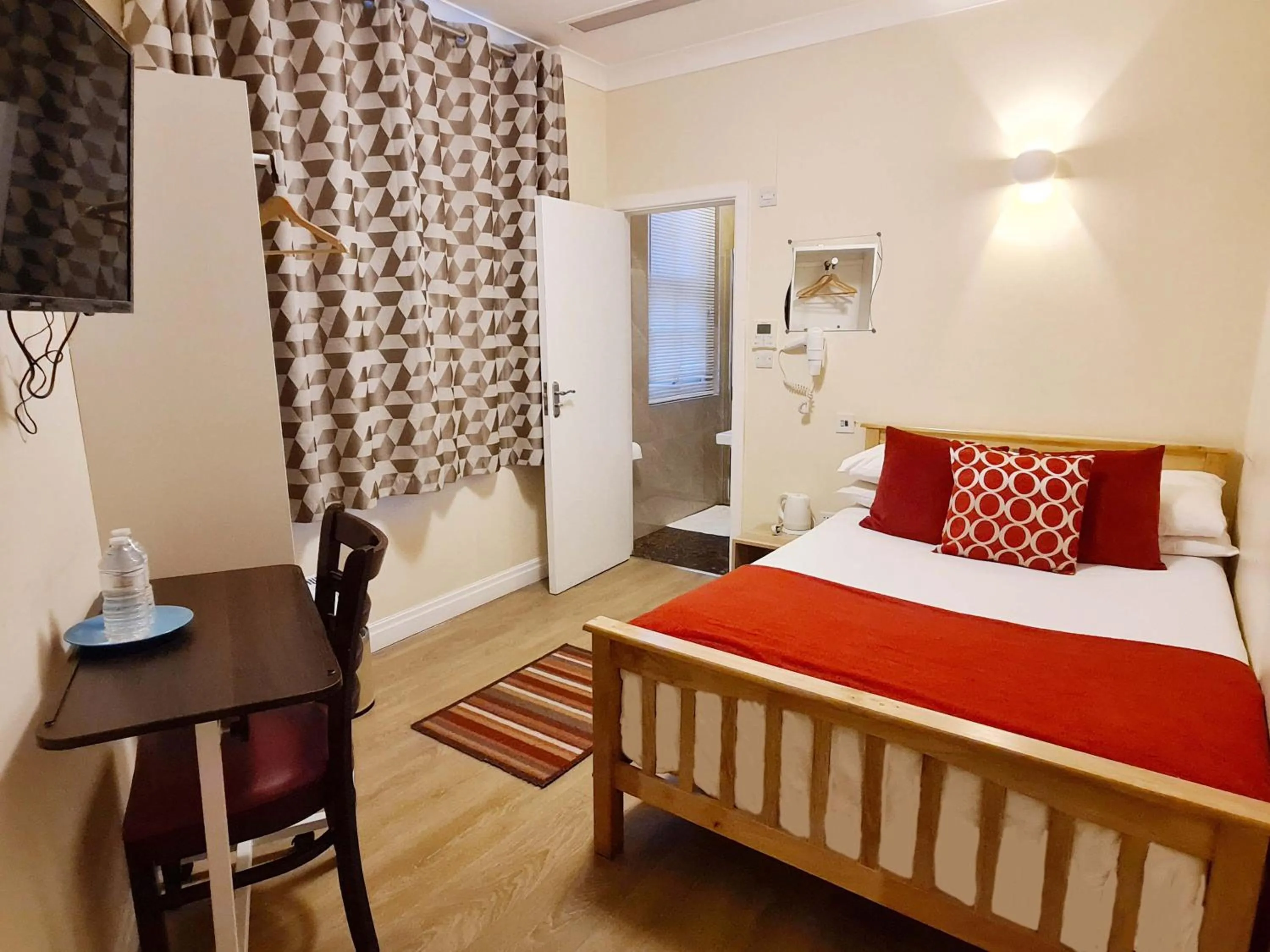 Photo of the whole room, Bed in City London Hotel