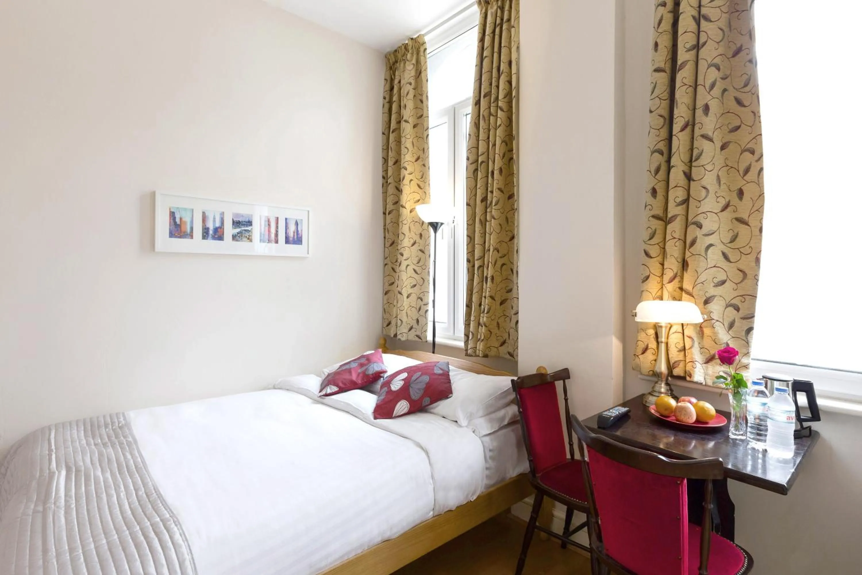 Bedroom, Bed in City London Hotel