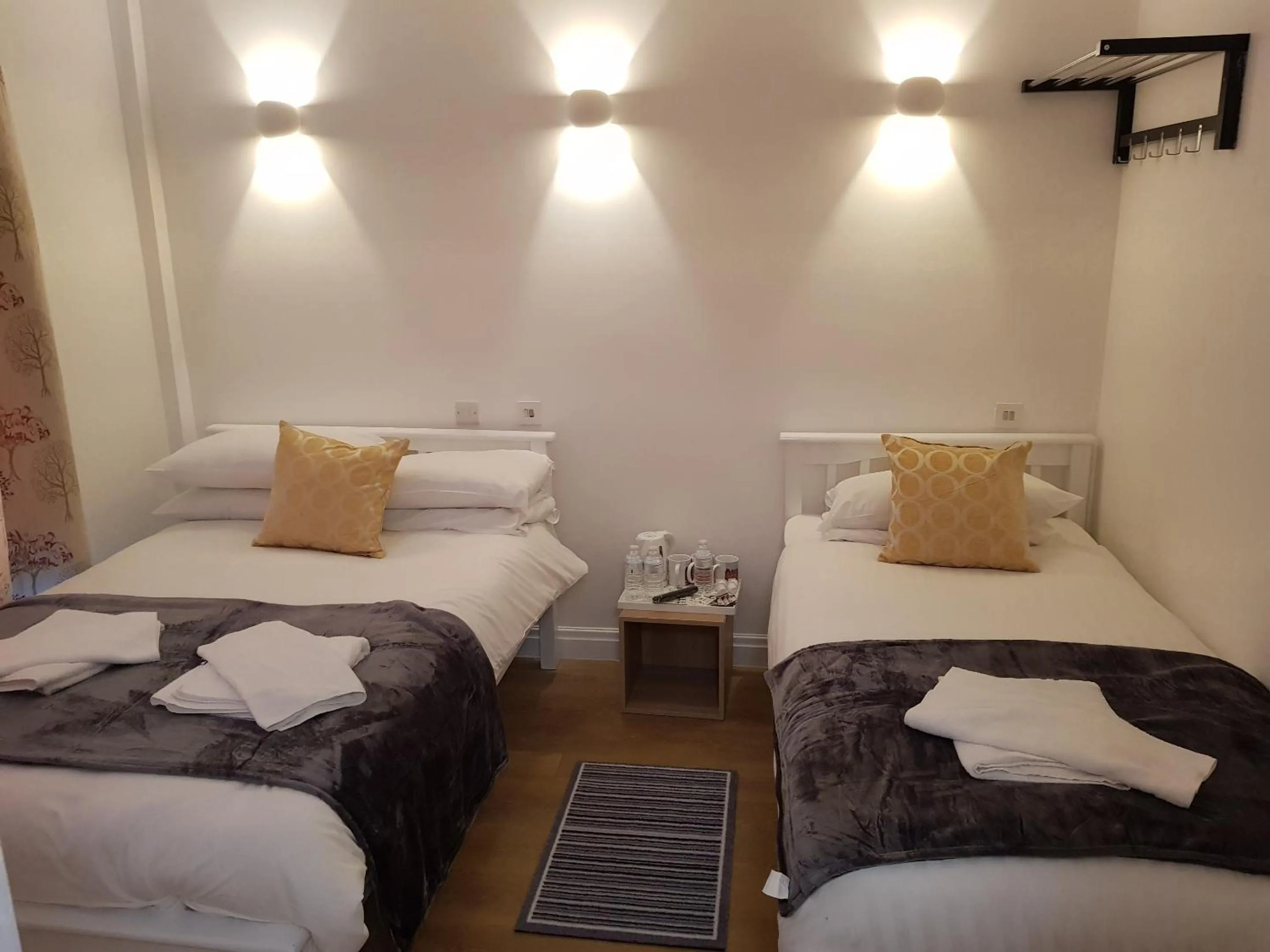 Photo of the whole room, Bed in City London Hotel