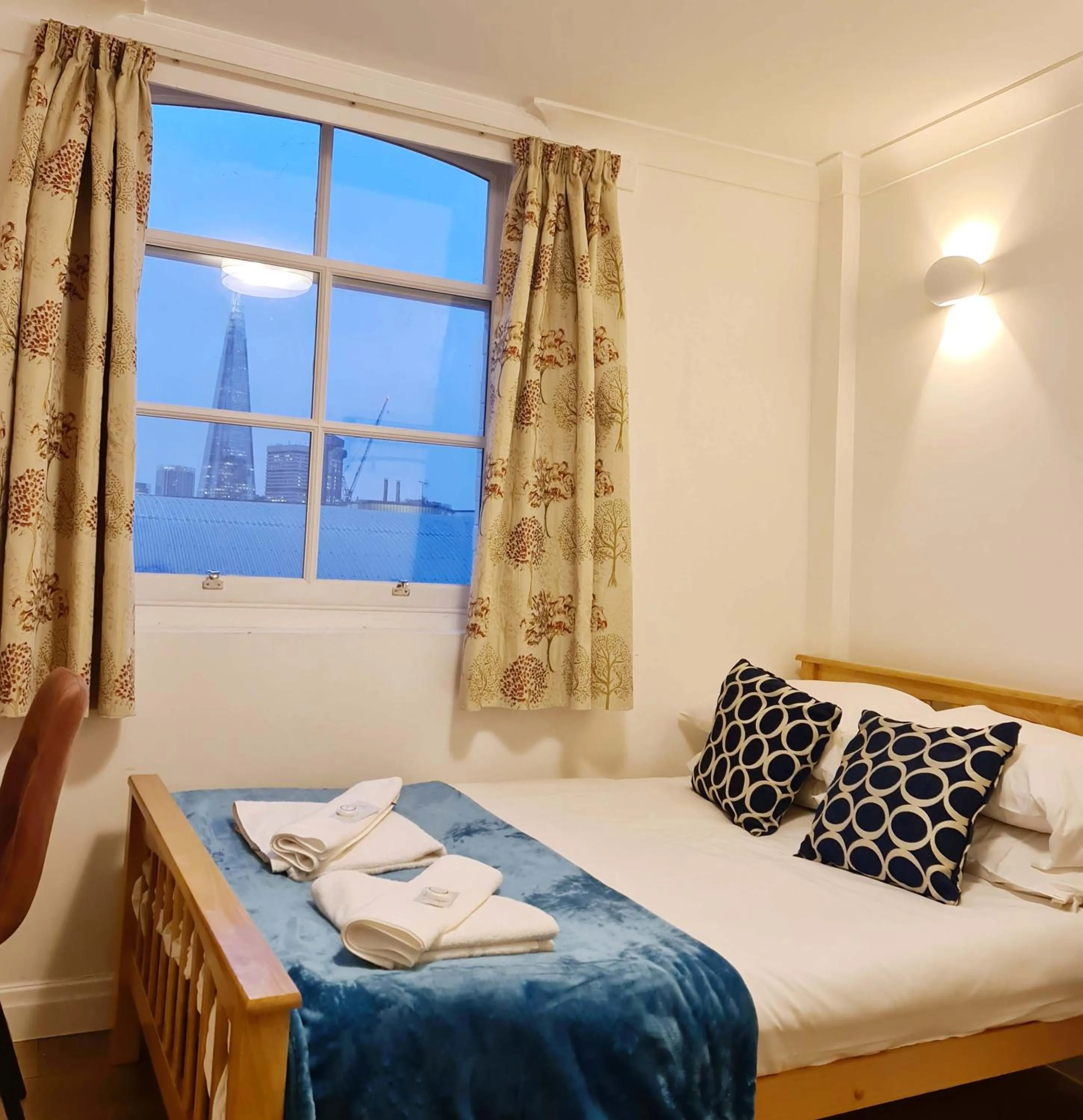 Photo of the whole room, Bed in City London Hotel