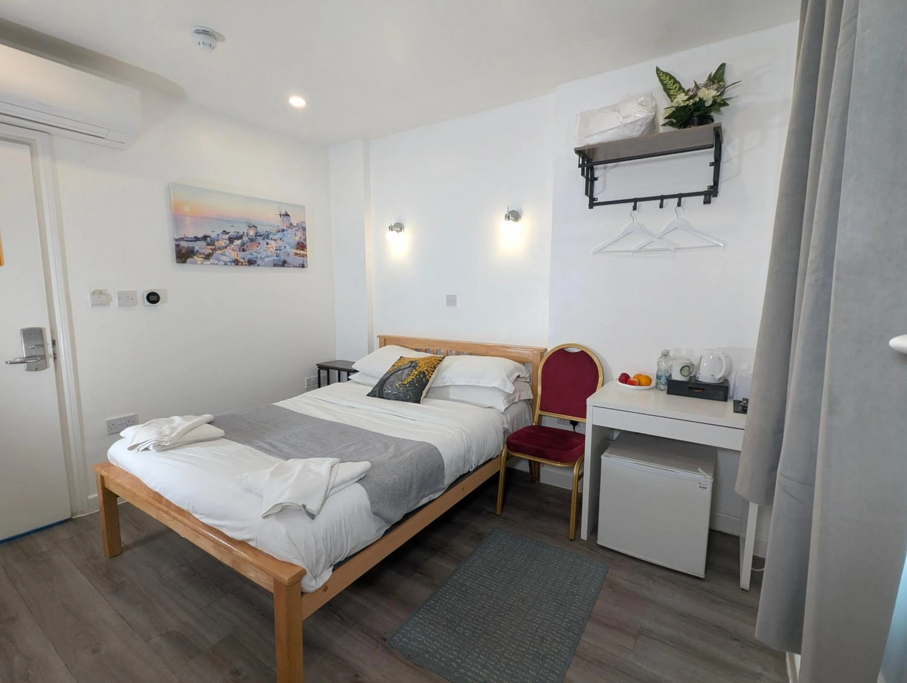 air conditioner, Bed in City London Hotel