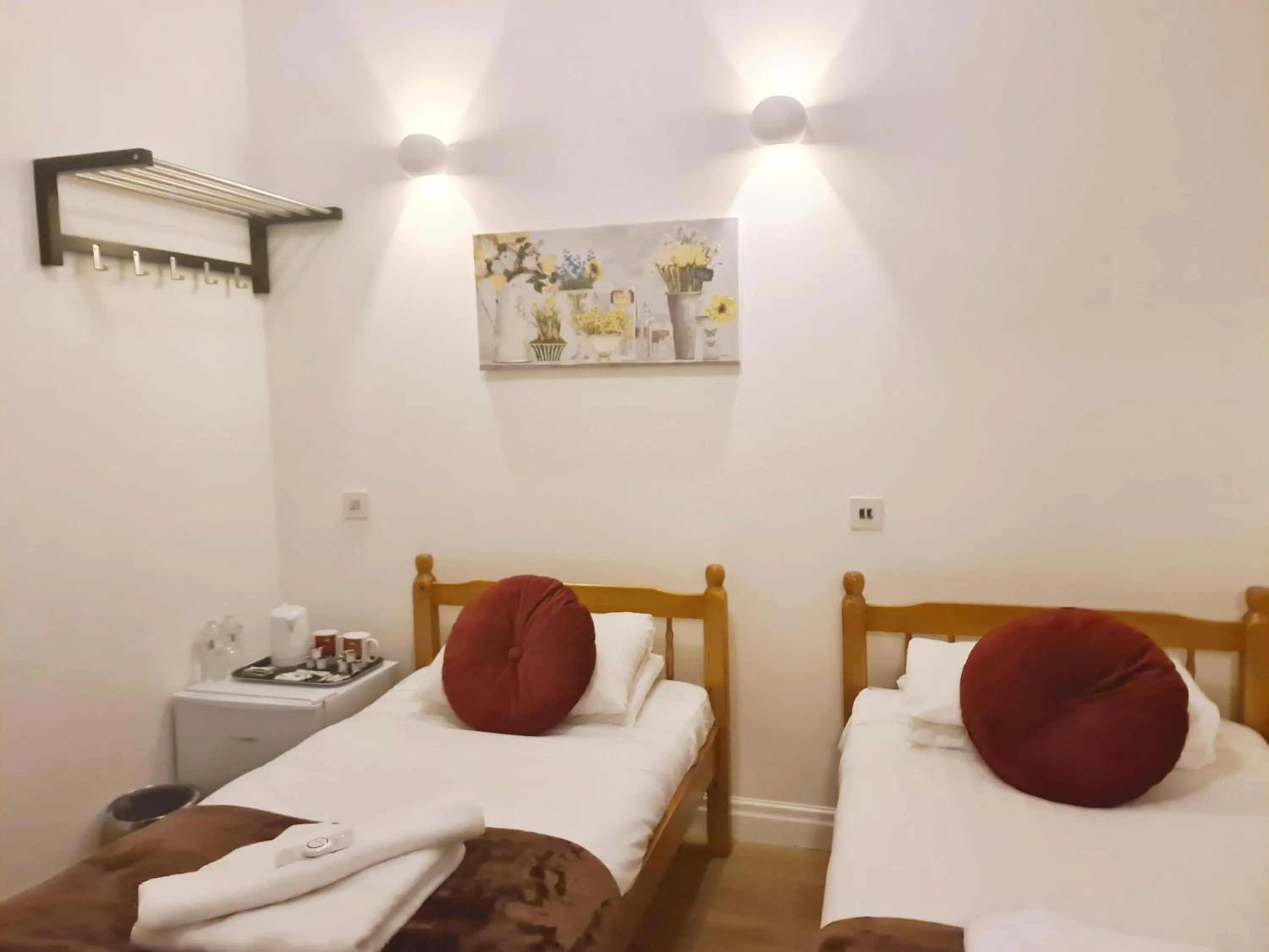 Photo of the whole room, Bed in City London Hotel