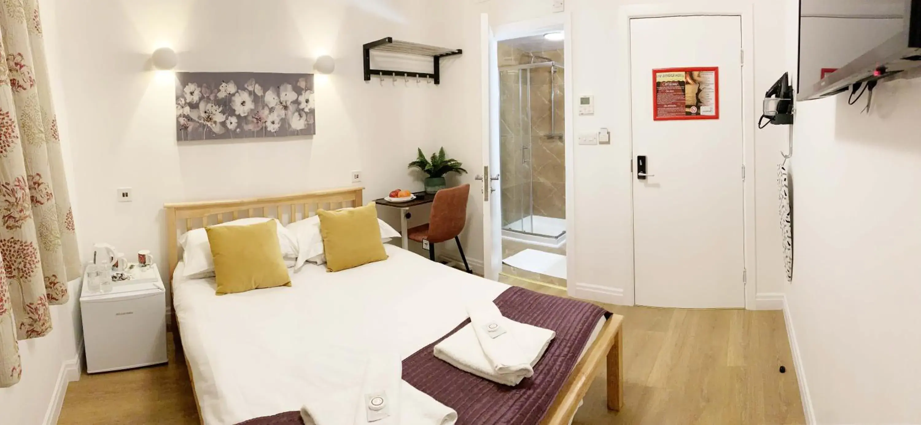 Deluxe Double Room in City London Hotel Deluxe Double Room in City London Hotel