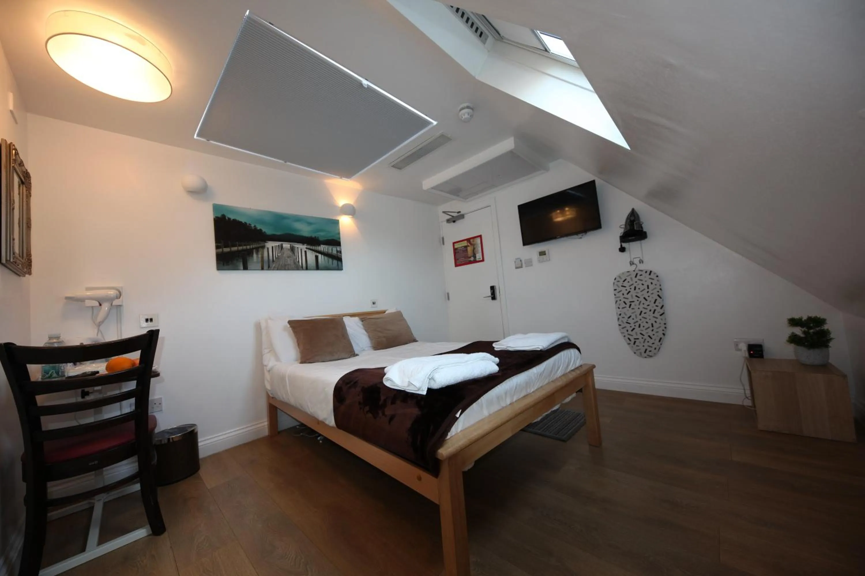 Photo of the whole room, Bed in City London Hotel