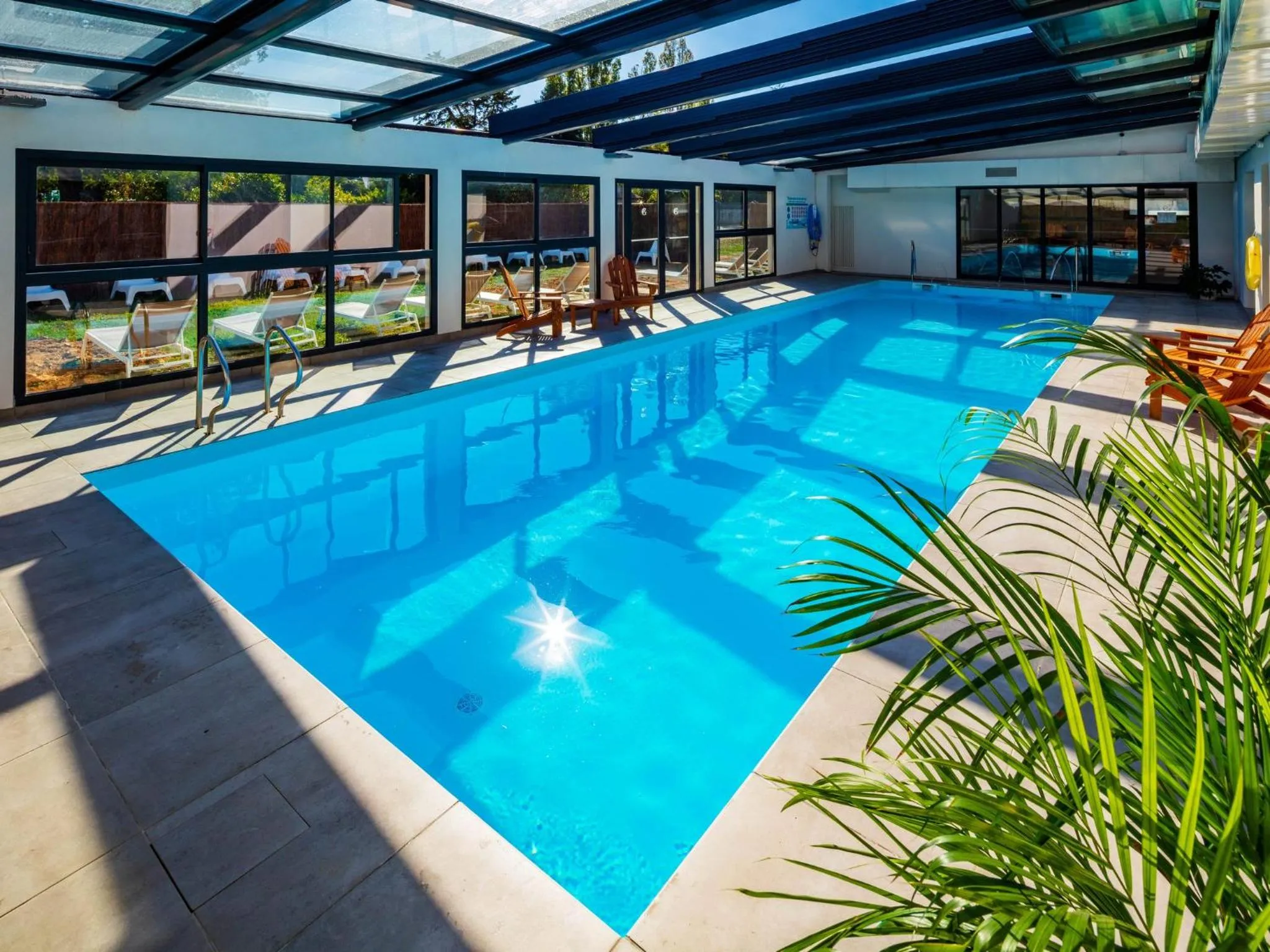 Swimming pool in Garrigae Manoir de Beauvoir Poitiers Sud - Hotel & Spa