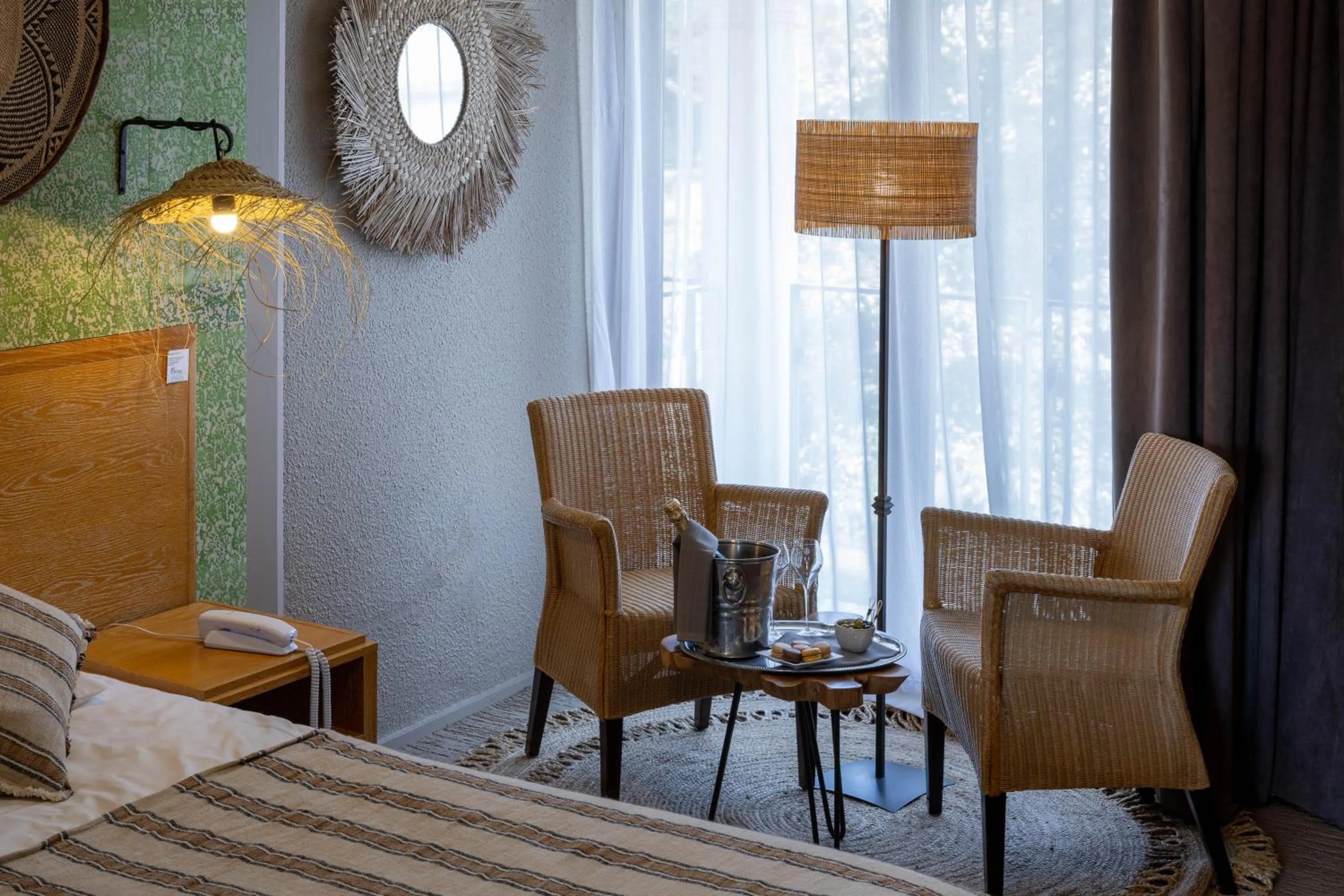 Living room, Bed in Garrigae Manoir de Beauvoir Poitiers Sud - Hotel & Spa