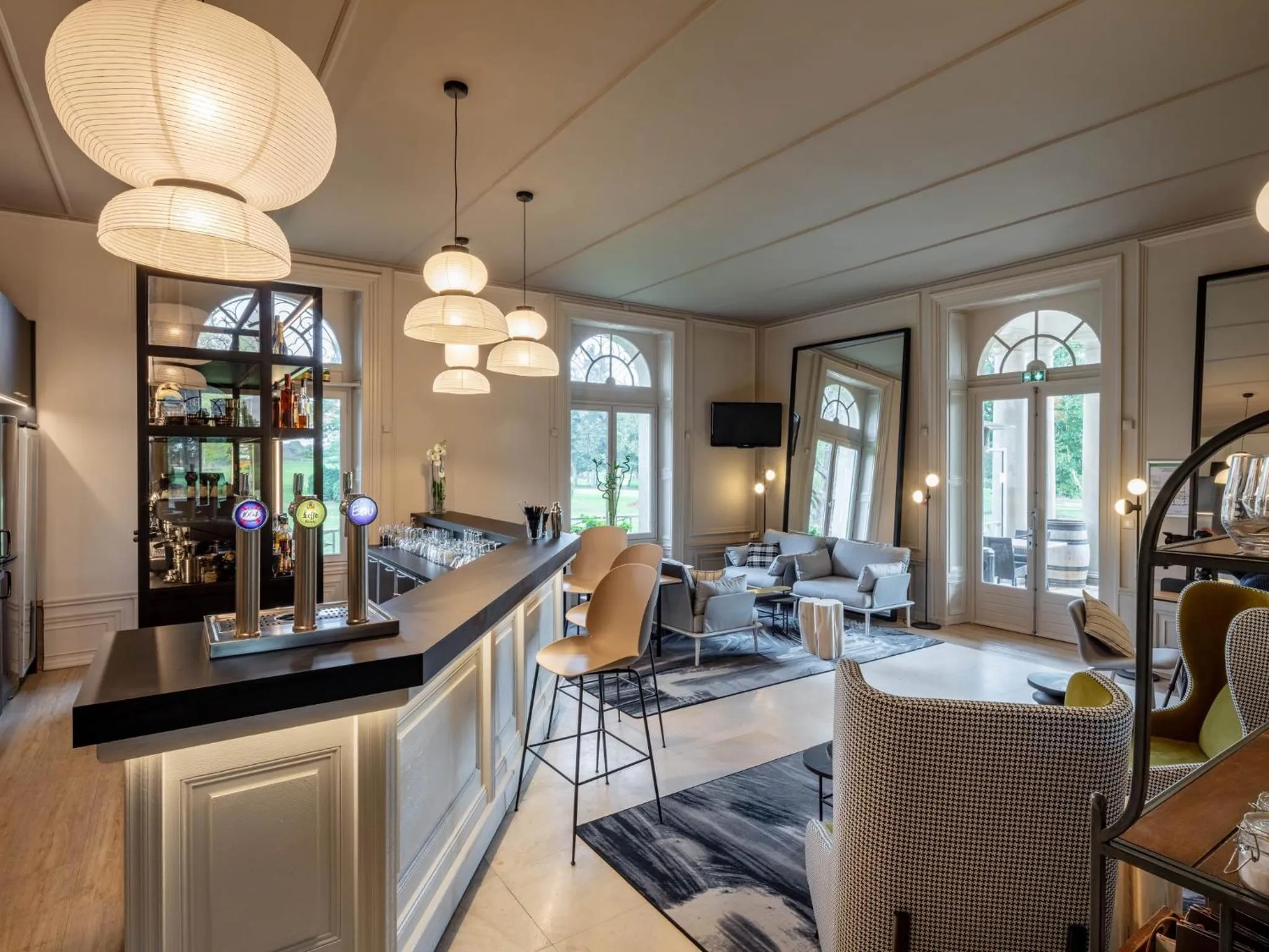Lounge or bar in Garrigae Manoir de Beauvoir Poitiers Sud - Hotel & Spa
