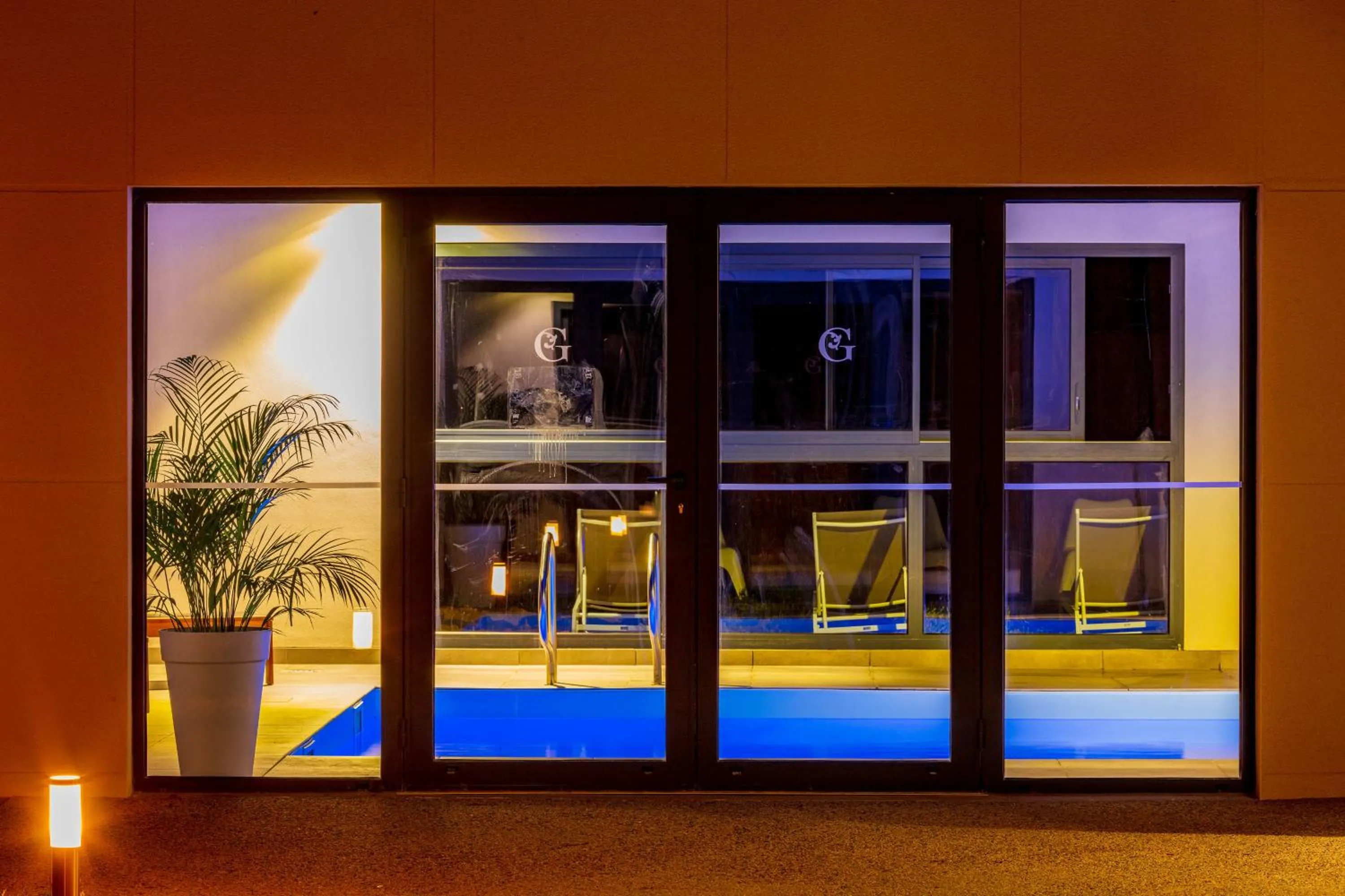 Swimming pool in Garrigae Manoir de Beauvoir Poitiers Sud - Hotel & Spa