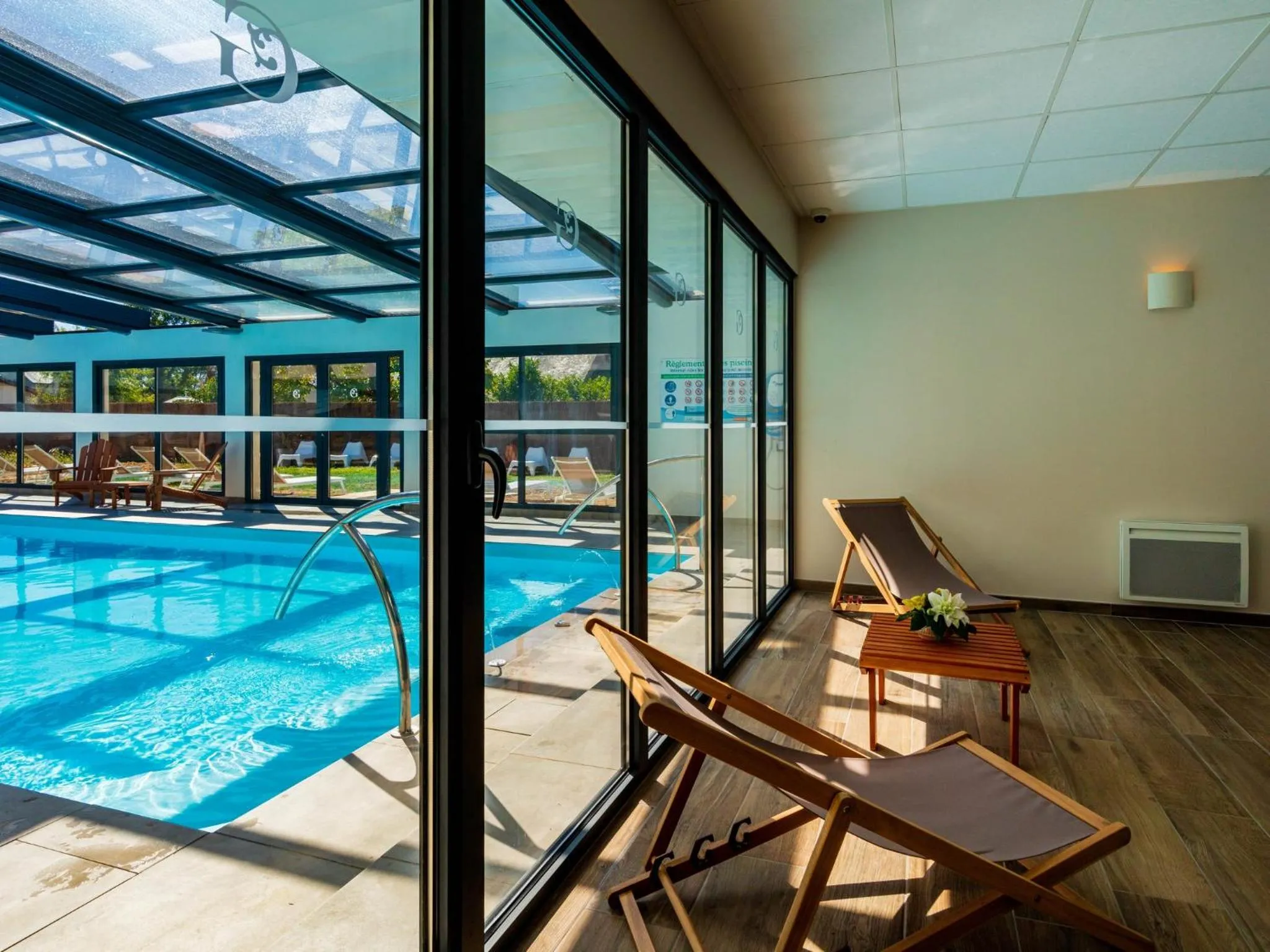 Swimming pool in Garrigae Manoir de Beauvoir Poitiers Sud - Hotel & Spa