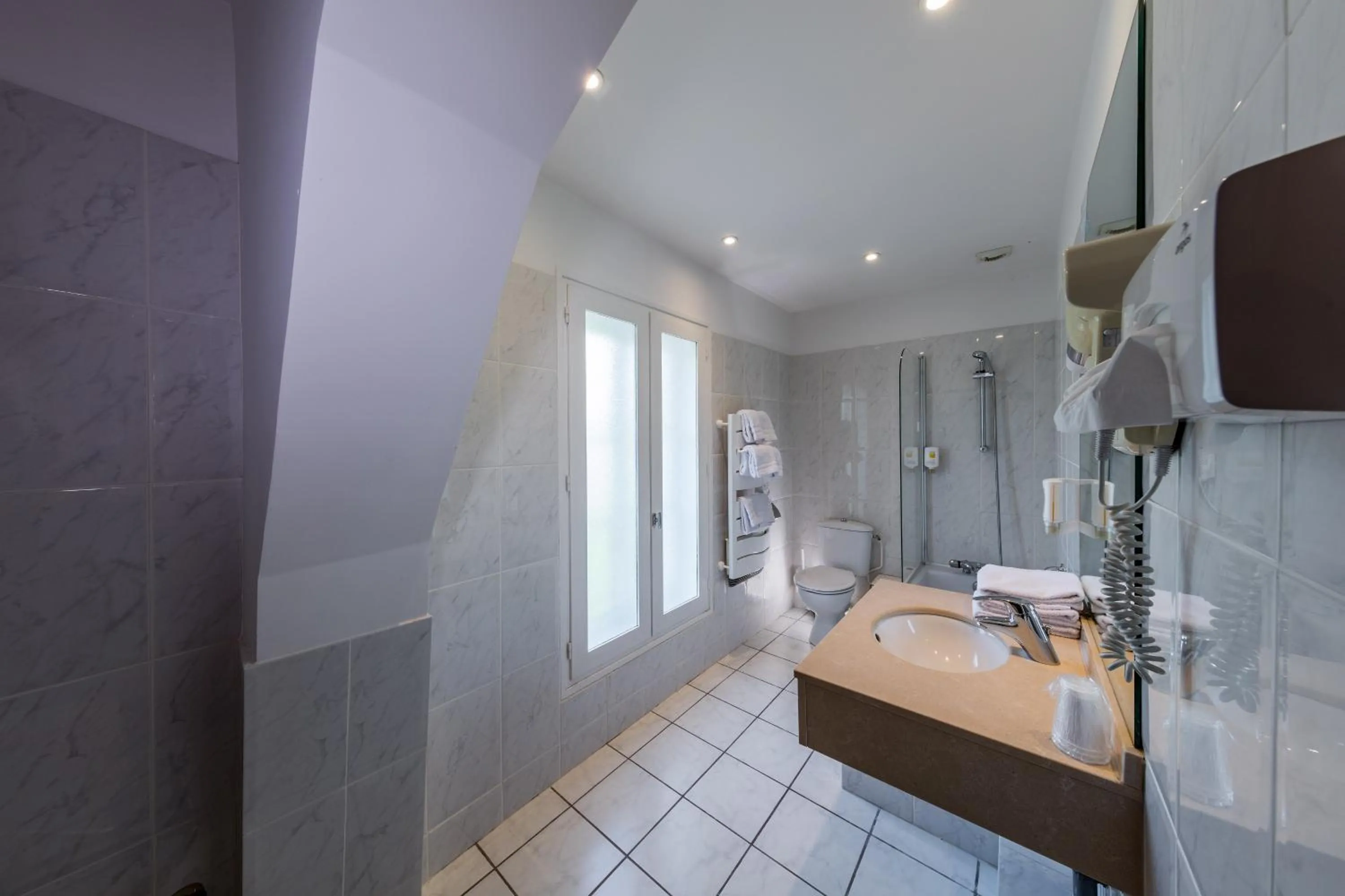 Bathroom in Noemys Neris Montlucon - hotel restaurant