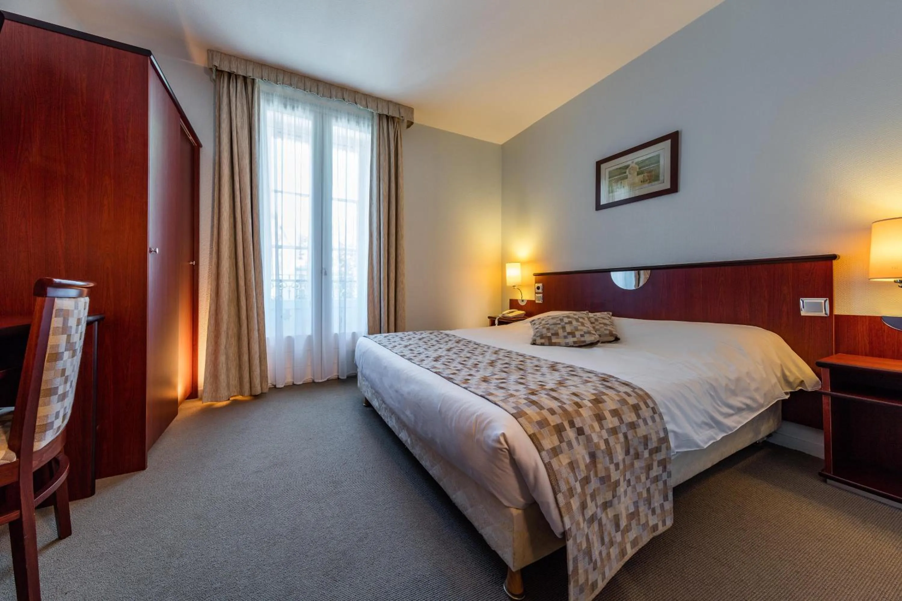 Photo of the whole room, Bed in Noemys Neris Montlucon - hotel restaurant