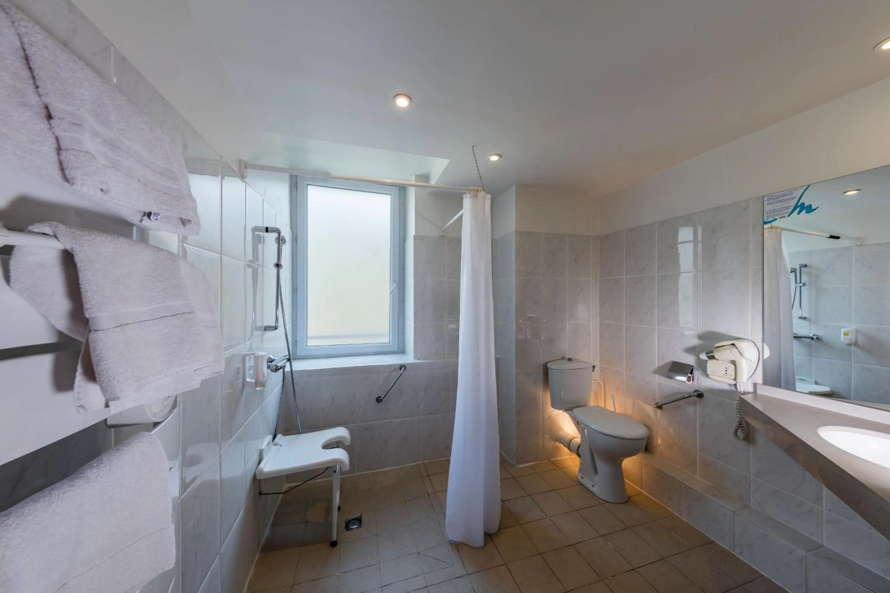 Bathroom in Noemys Neris Montlucon - hotel restaurant