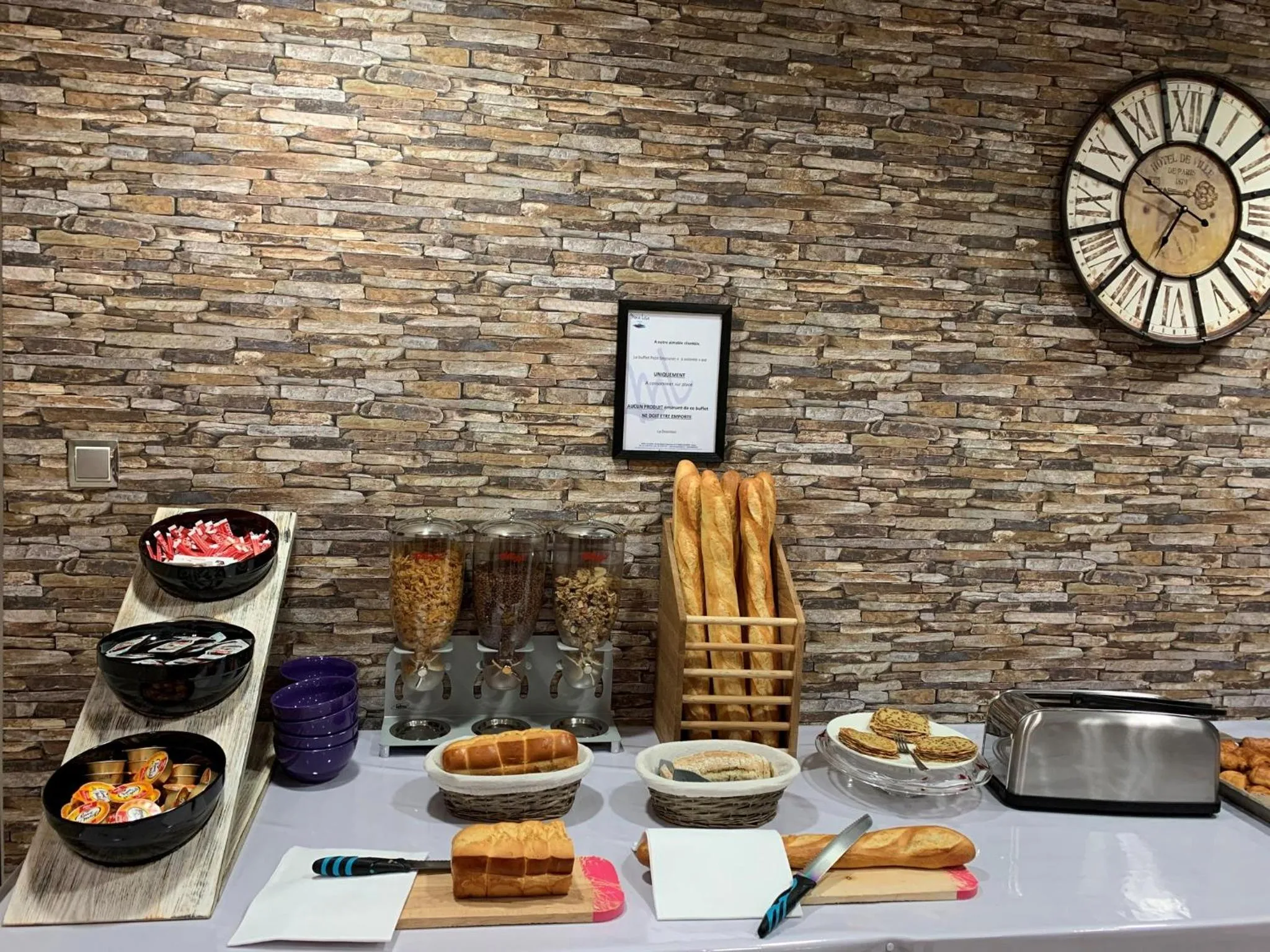 Buffet breakfast in Noemys Neris Montlucon - hotel restaurant