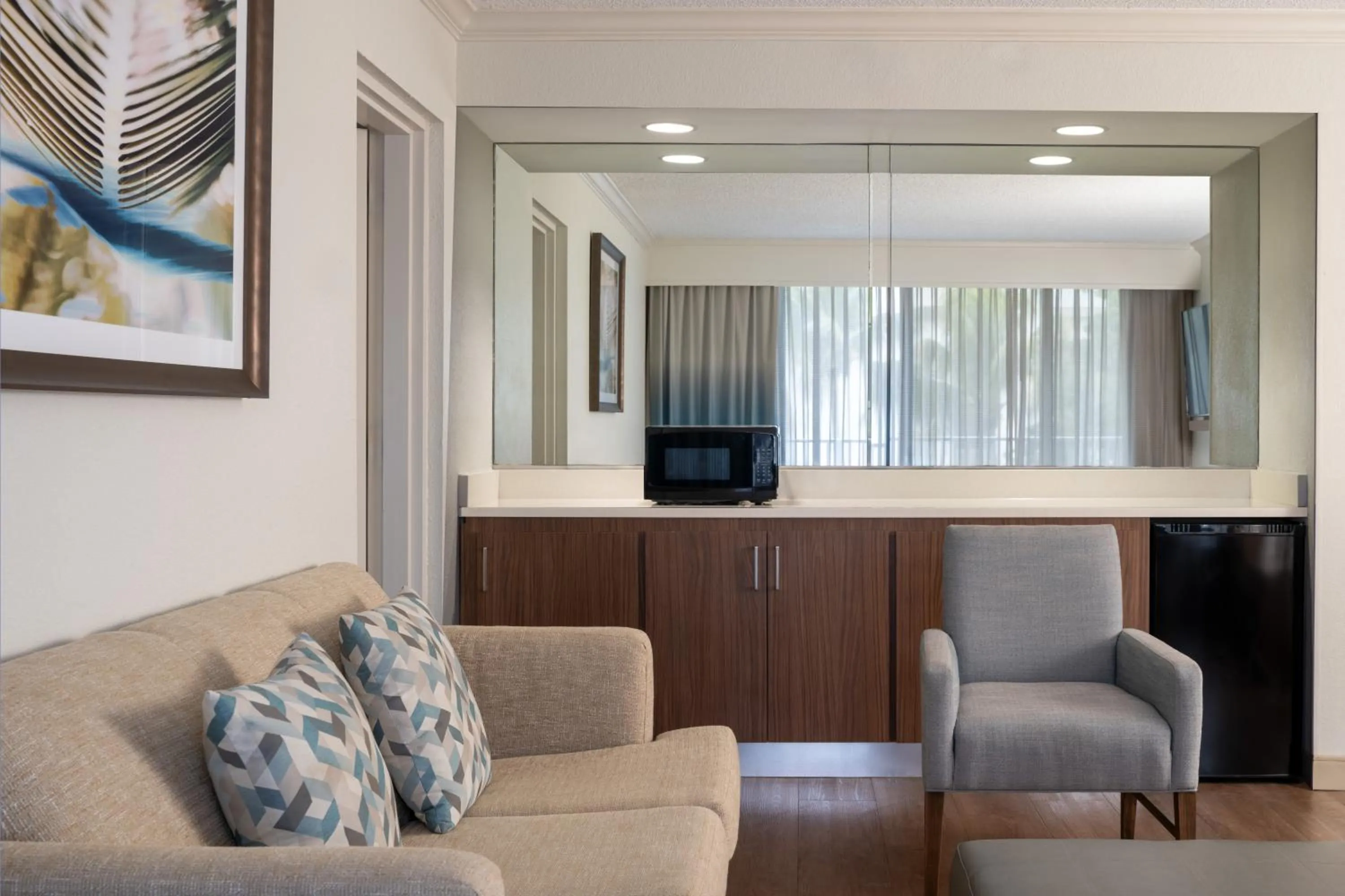 Seating area in Courtyard by Marriott - Naples