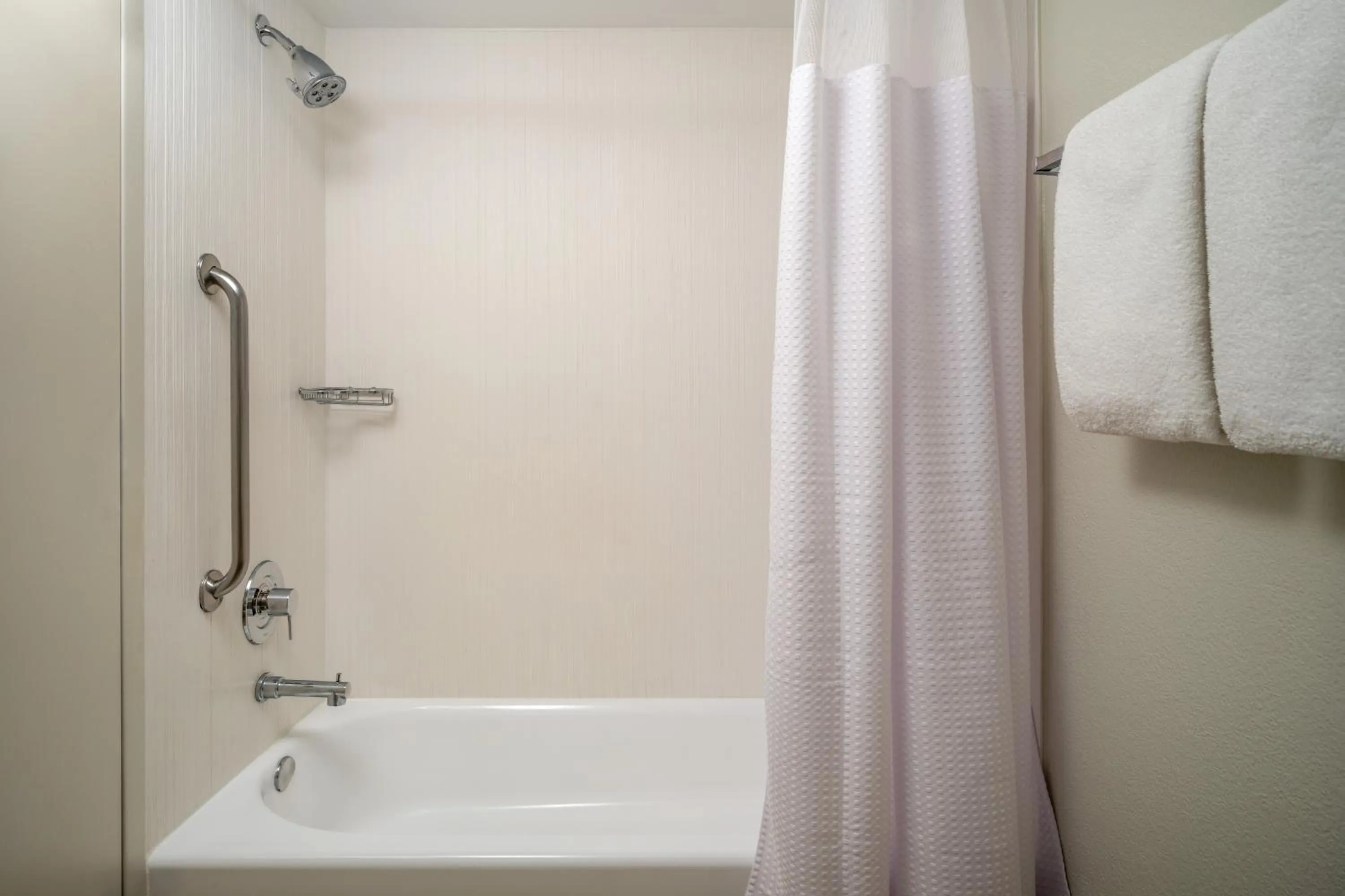 Shower in Courtyard by Marriott - Naples