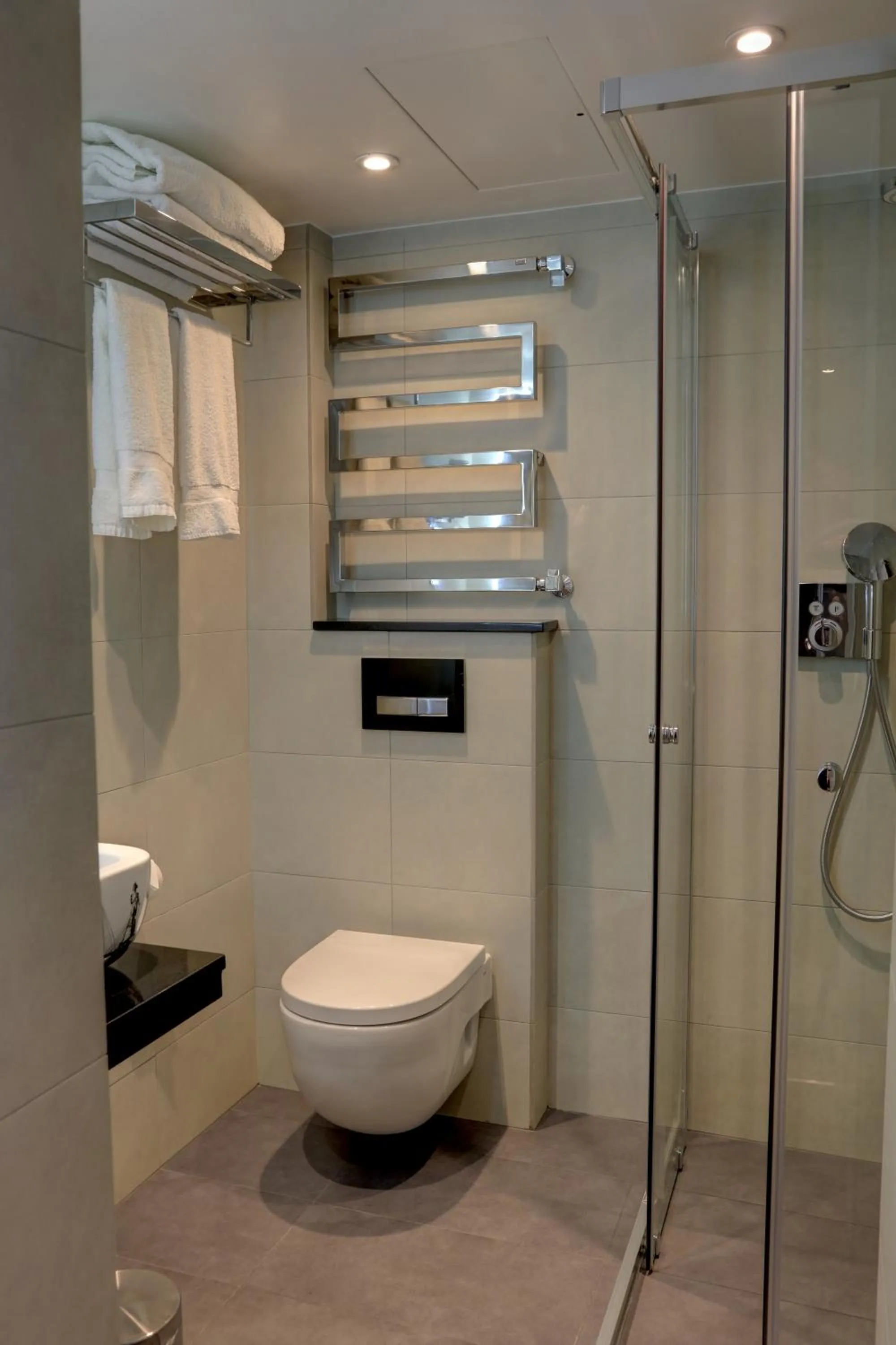 Shower in Best Western Plus Delmere Hotel