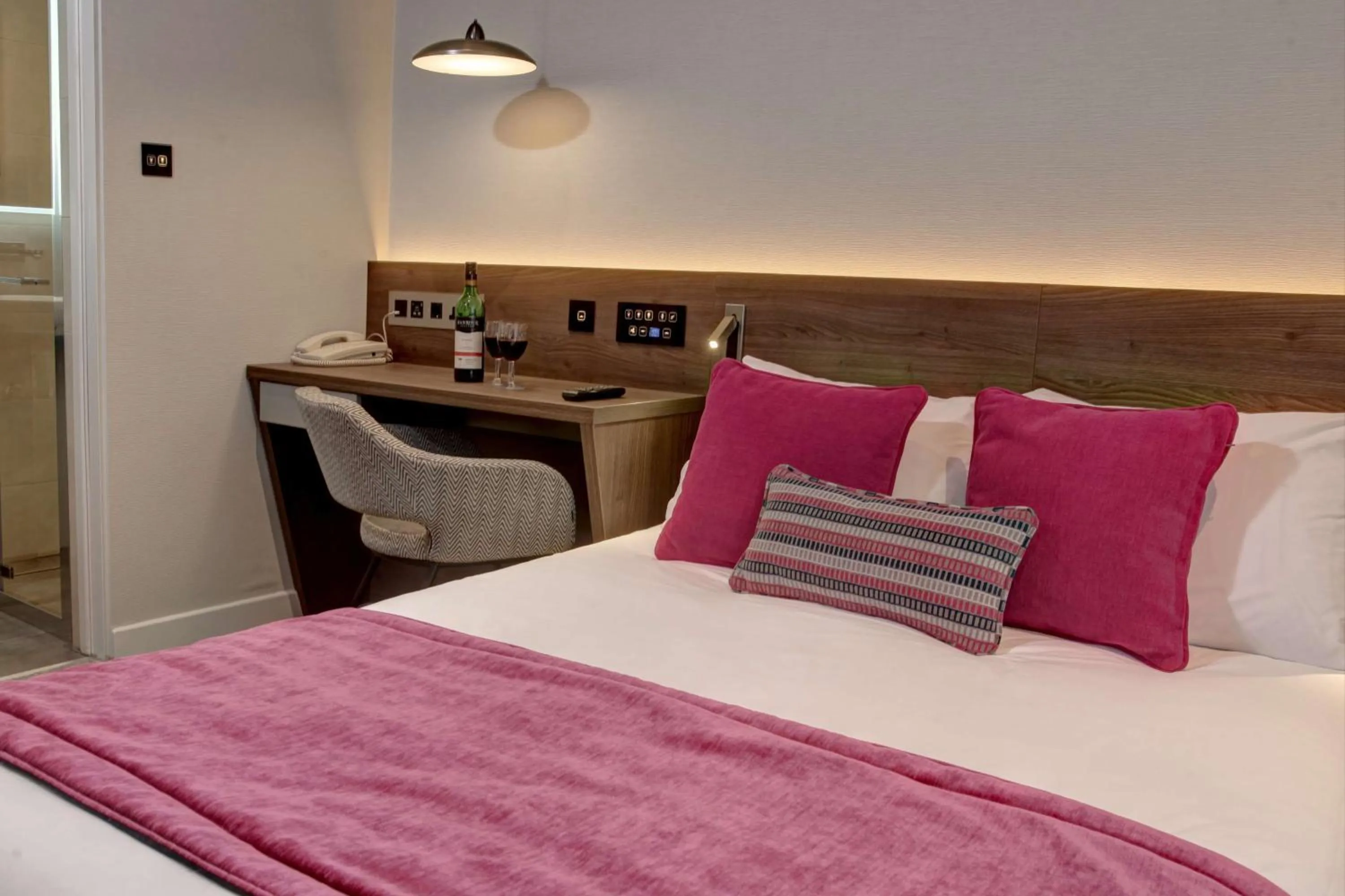 Photo of the whole room, Bed in Best Western Plus Delmere Hotel