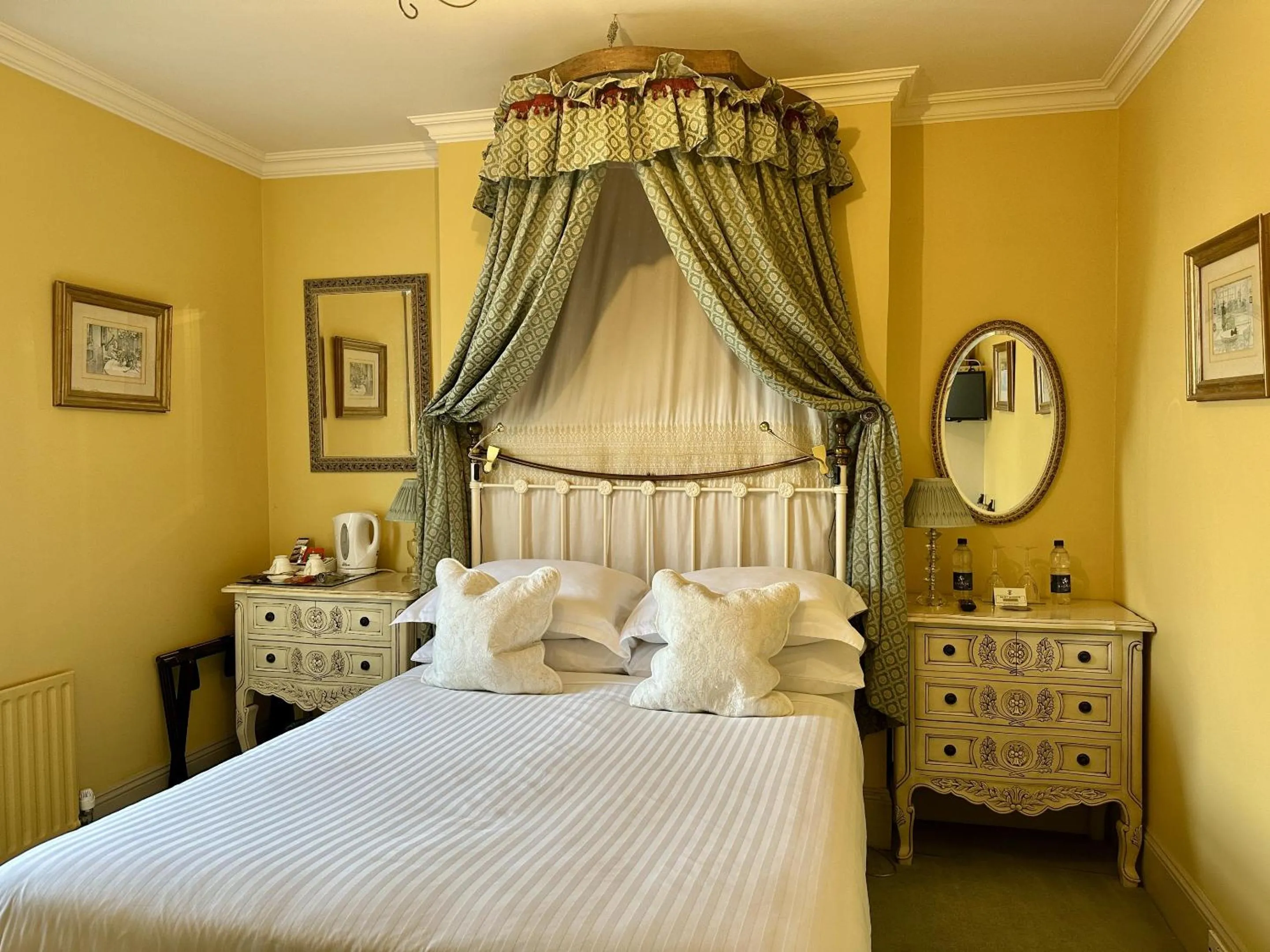 Bedroom, Bed in Albert & Victoria Guest House