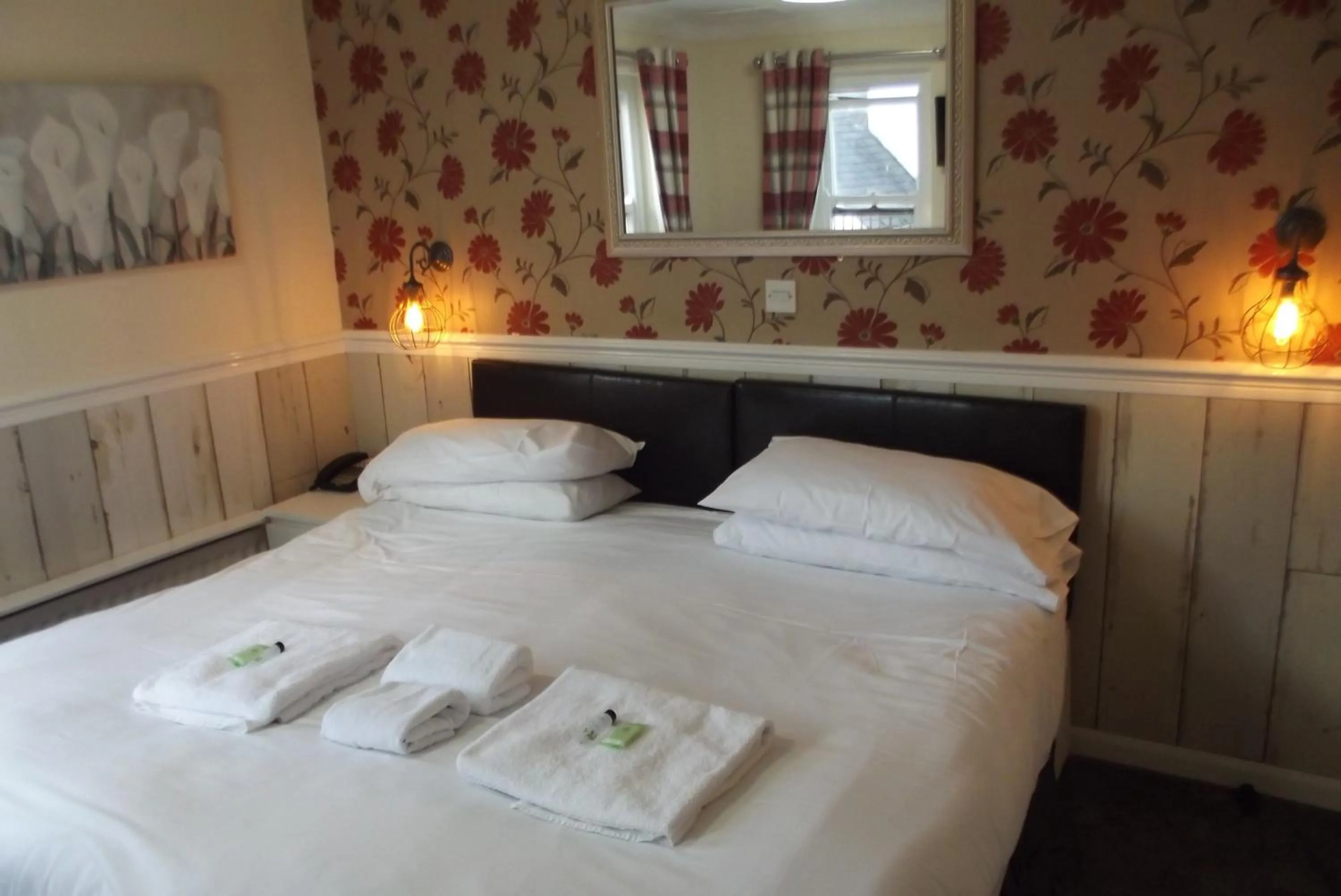 Bed in The Liverpool Arms Hotel