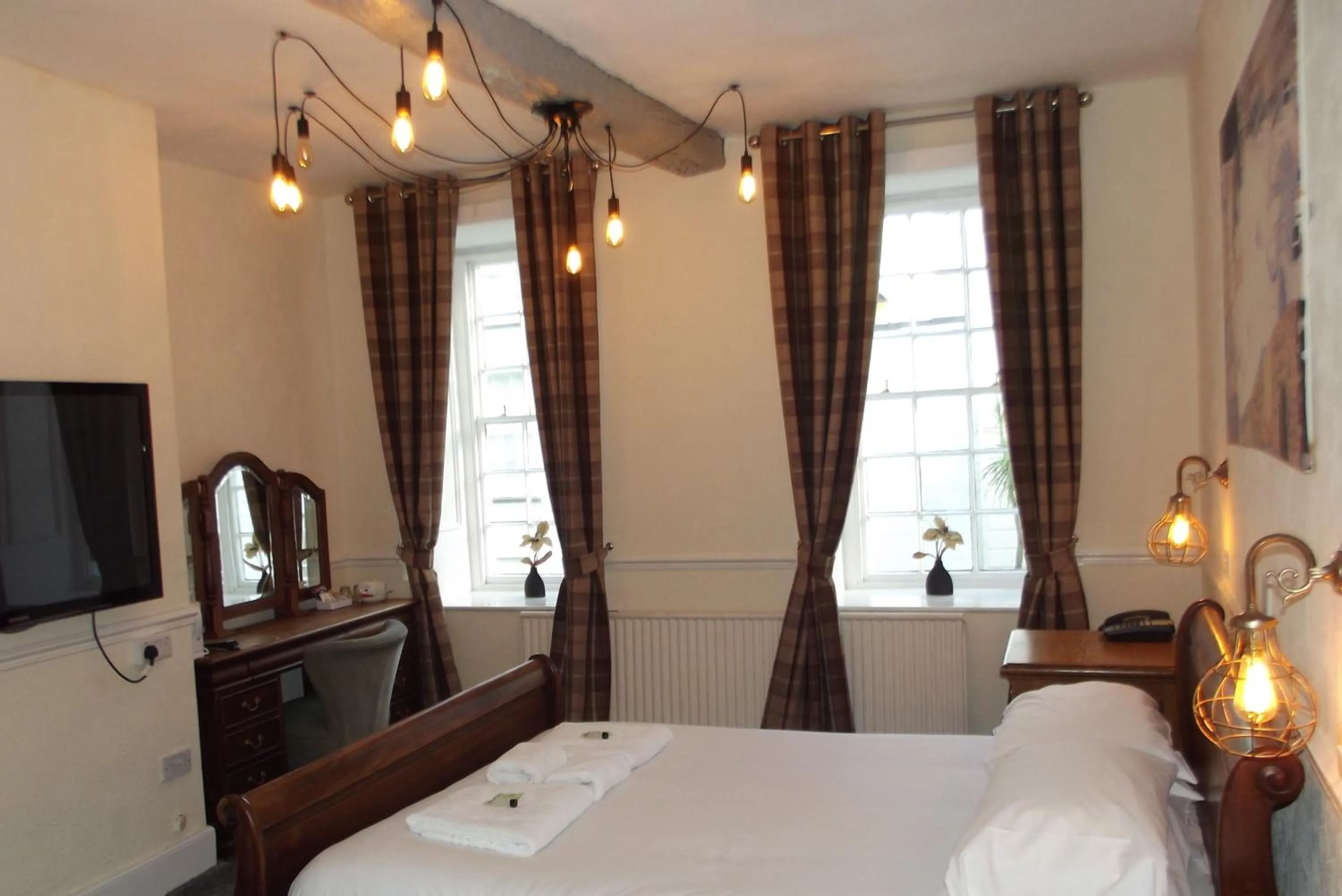 Bed in The Liverpool Arms Hotel