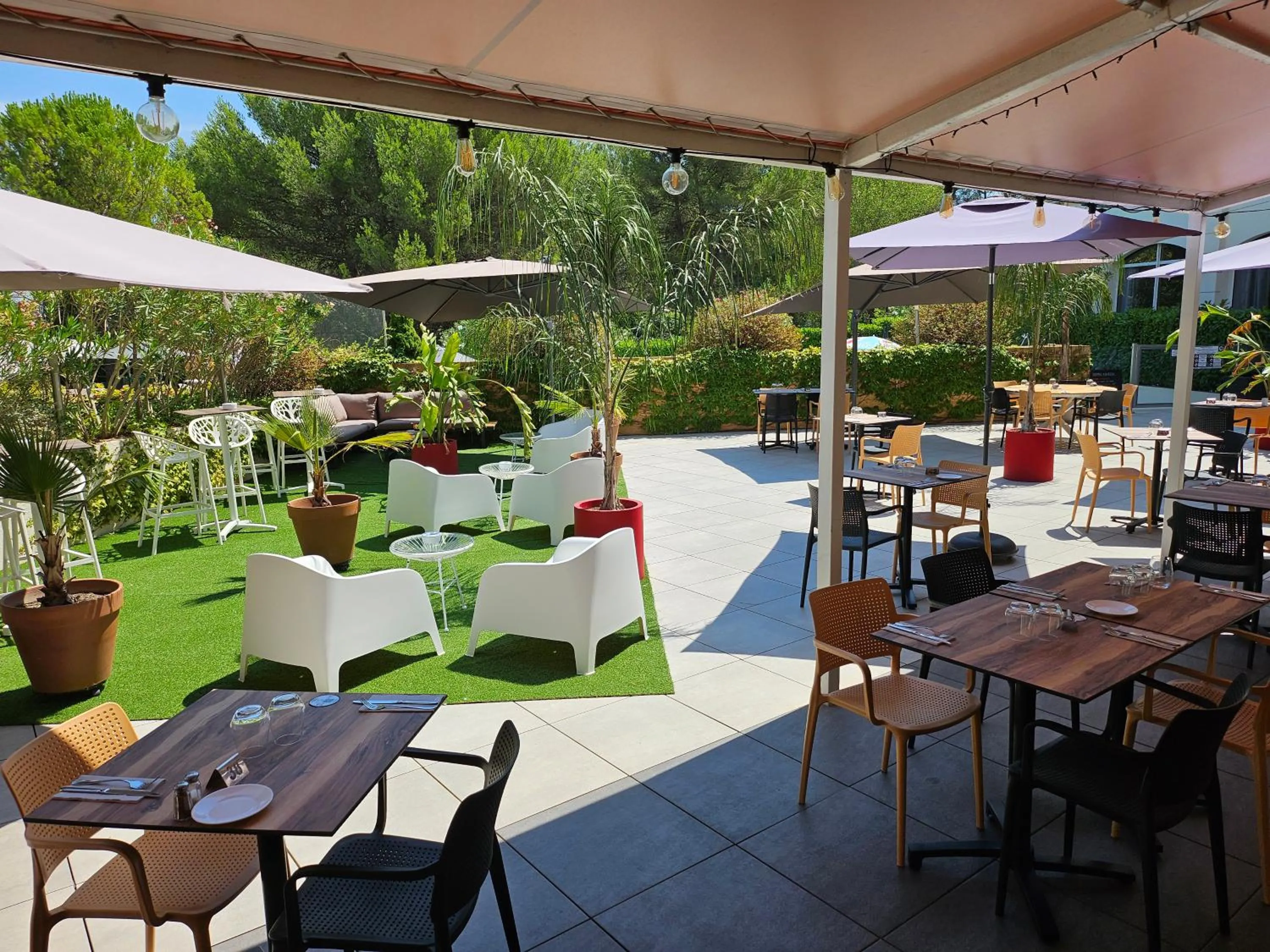 Patio in Hôtel Birdy by Happyculture