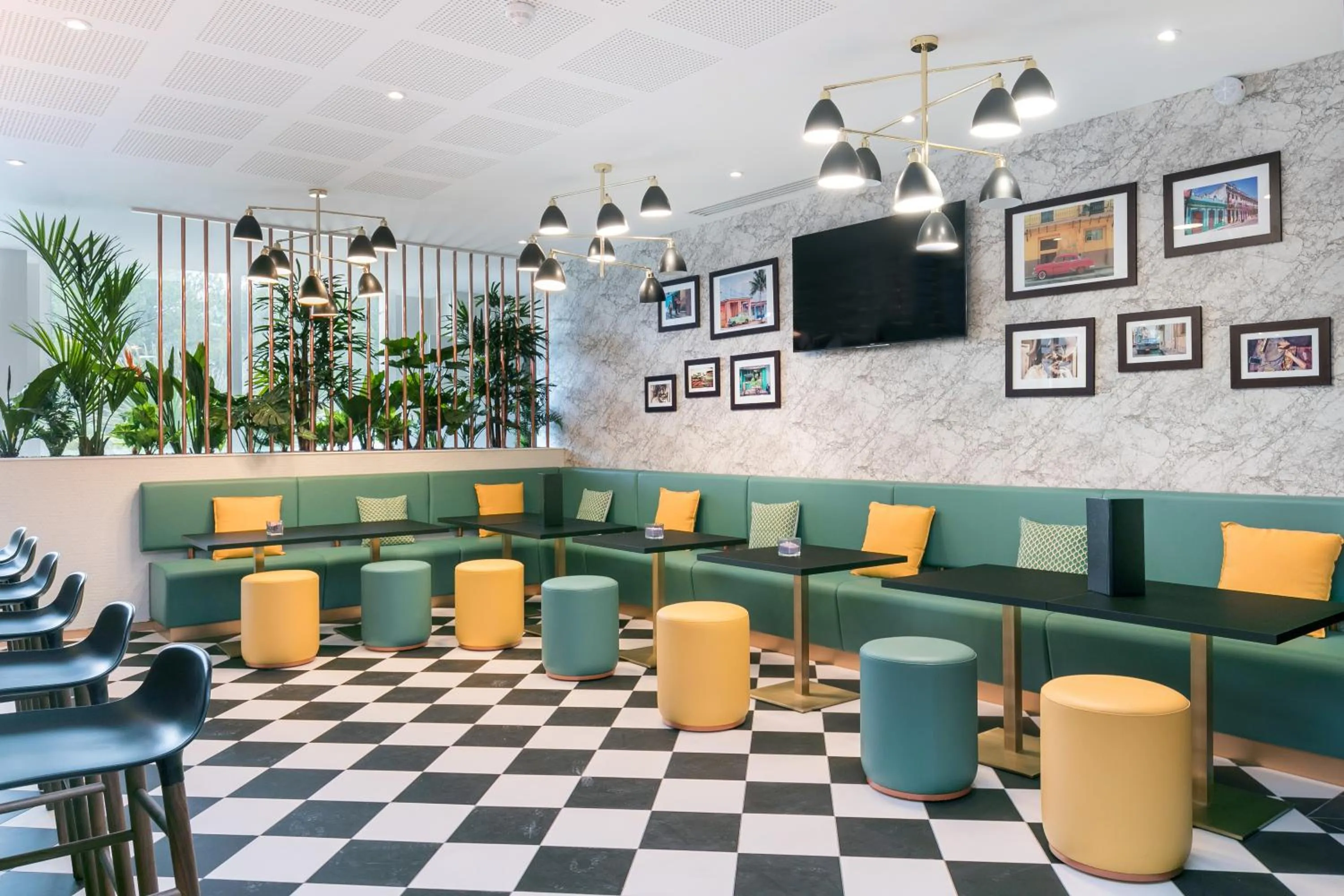 Restaurant/places to eat in Hôtel Birdy by Happyculture