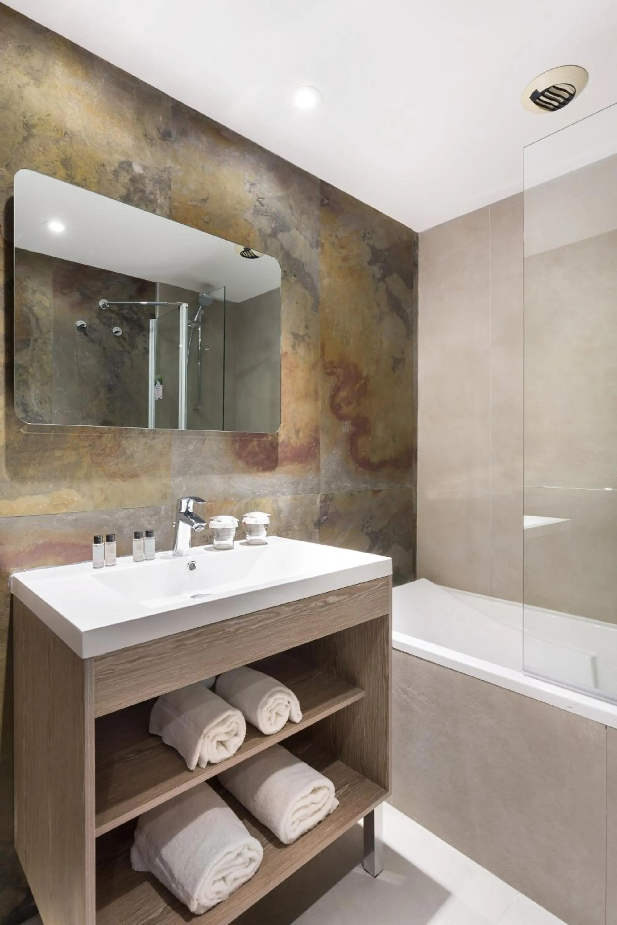 Toilet in Hôtel Birdy by Happyculture