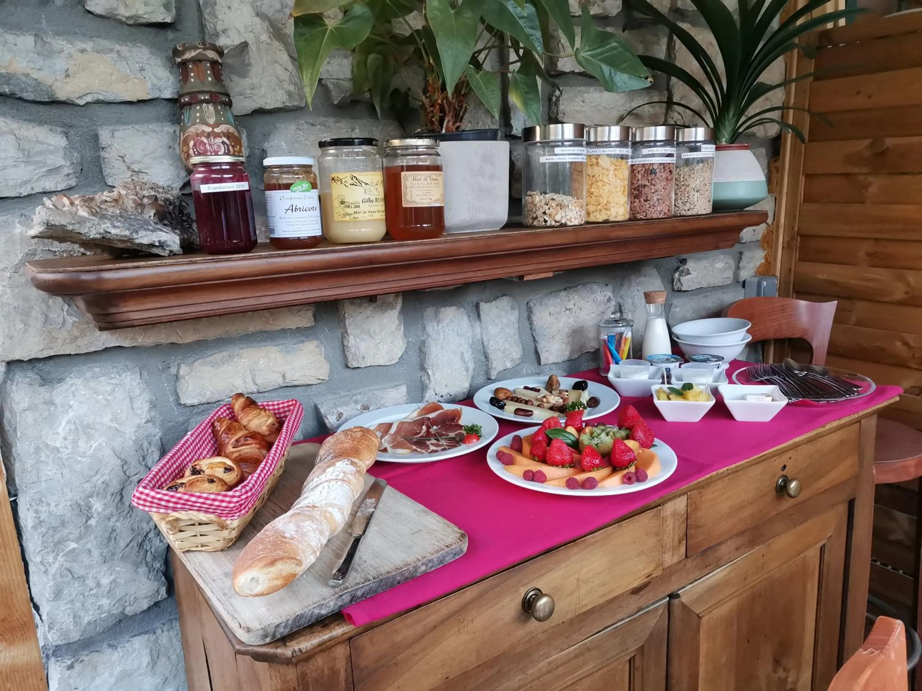 Dining area in Chalet la Cachette Cyclists & Skiers