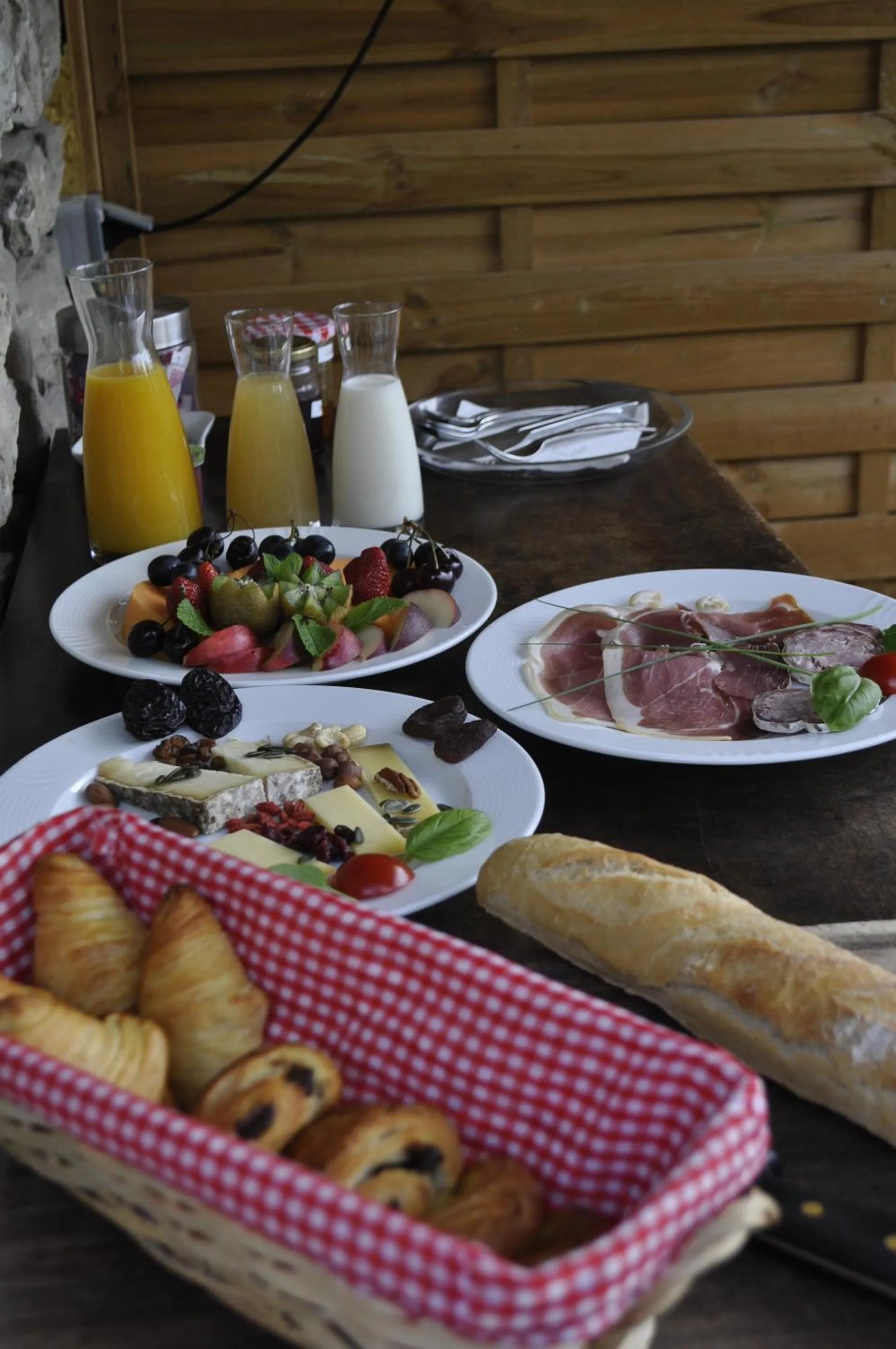 Dining area in Chalet la Cachette Cyclists & Skiers